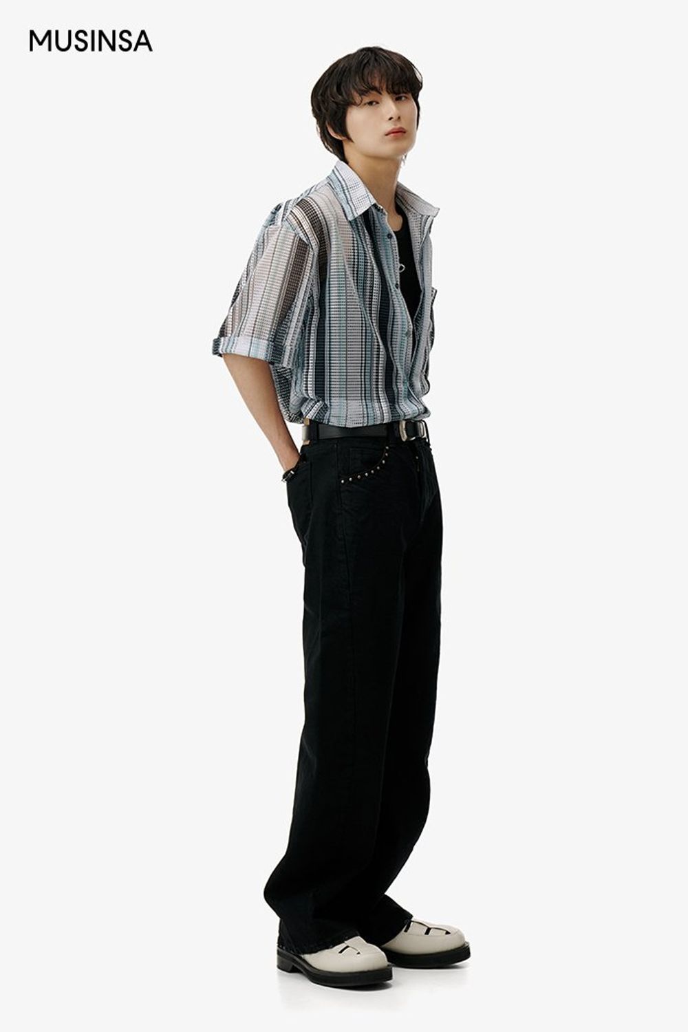 펀칭 디테일이 돋보이는 반소매 셔츠에 민소매 티셔츠를 레이어드하고 데님 팬츠로 마무리한 댄디 룩 #오버핏 #스트라이프 #레이어드룩 #심볼 #여름 #댄디 #웨스턴벨트 #매쉬 #에디터_천만욱