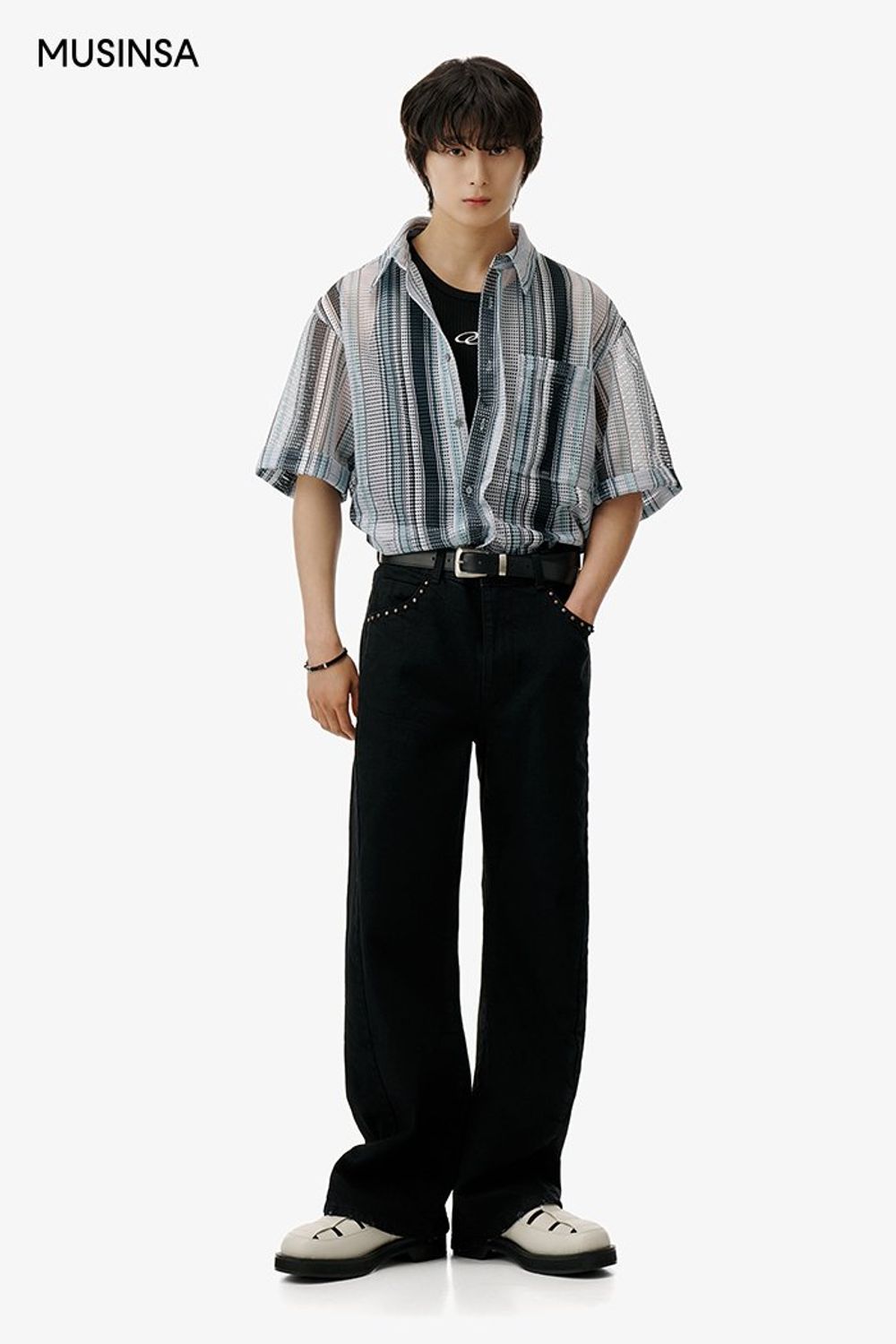 펀칭 디테일이 돋보이는 반소매 셔츠에 민소매 티셔츠를 레이어드하고 데님 팬츠로 마무리한 댄디 룩 #오버핏 #스트라이프 #레이어드룩 #심볼 #여름 #댄디 #웨스턴벨트 #매쉬 #에디터_천만욱