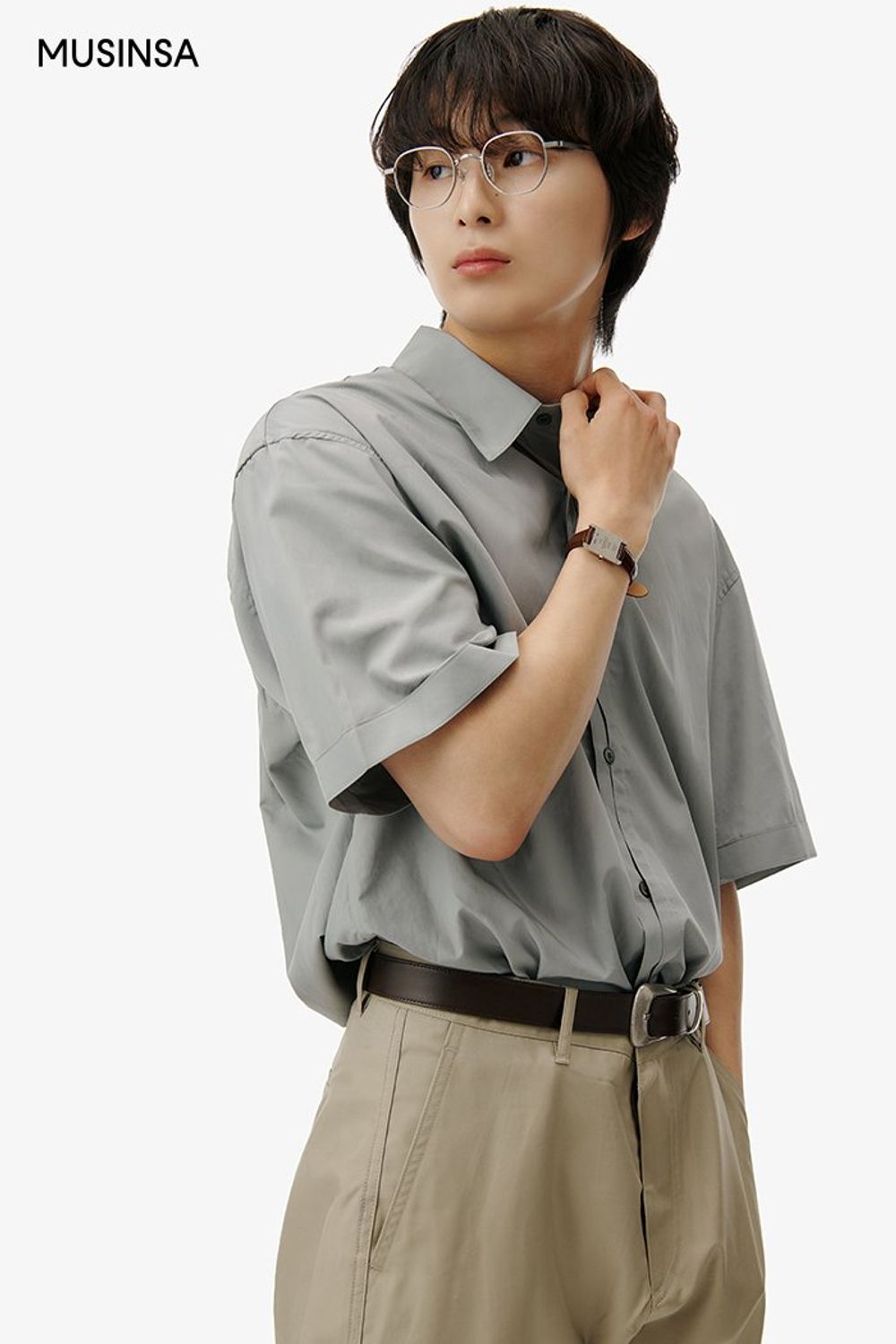 반소매 셔츠에 치노 팬츠를 매치하고 크로스 백으로 마무리한 댄디 룩 #키높이 #여름 #댄디 #웨스턴벨트 #안경코디 #에디터_천만욱