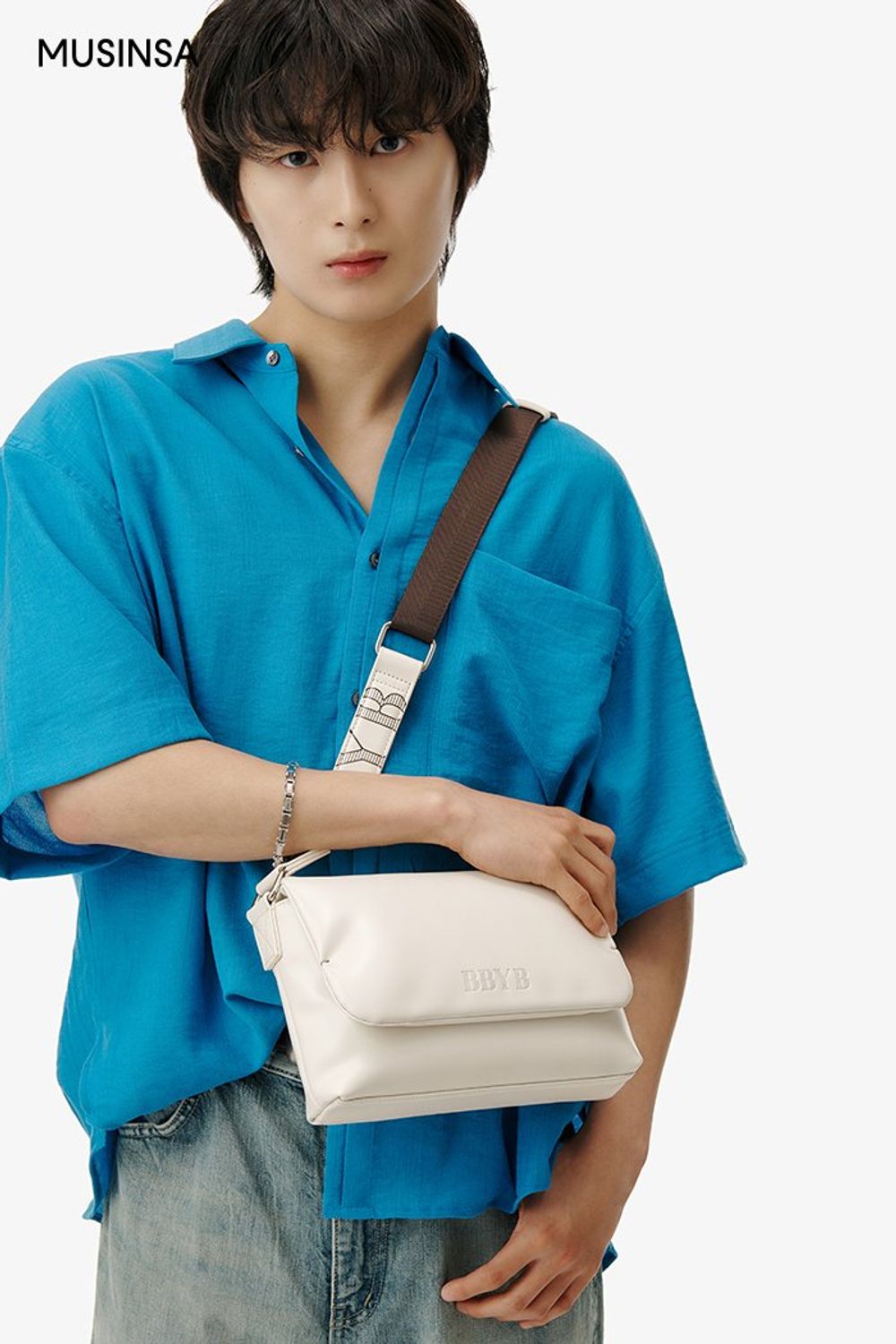 블루 컬러가 돋보이는 반소매 셔츠에 데님 팬츠를 매치하고 크로스 백으로 마무리한 댄디 룩 #화사한 #워싱 #여름 #댄디 #웨스턴벨트 #에디터_천만욱