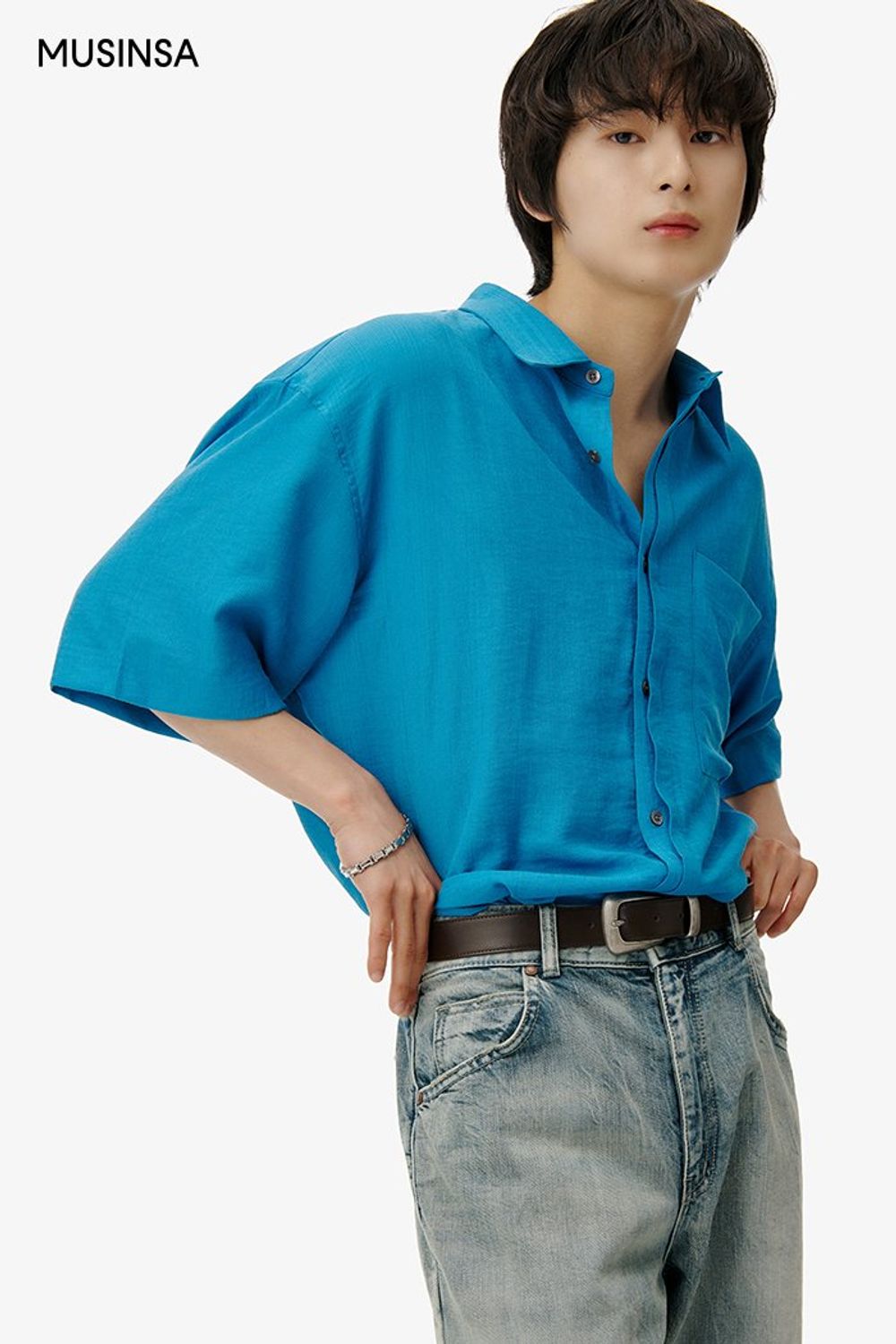 블루 컬러가 돋보이는 반소매 셔츠에 데님 팬츠를 매치하고 크로스 백으로 마무리한 댄디 룩 #화사한 #워싱 #여름 #댄디 #웨스턴벨트 #에디터_천만욱