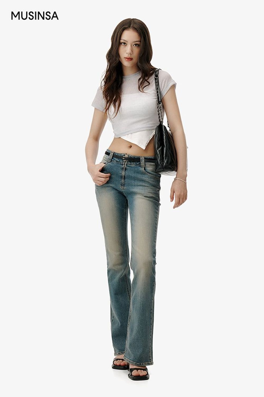시스루 소재의 반소매 티셔츠와 부츠 컷 팬츠로 완성한 시크 코디네이션 #부츠컷 #레이어드룩 #시스루 #워싱 #크롭 #여름 #시크 #데님팬츠 #반소매니트 #에디터_이다희