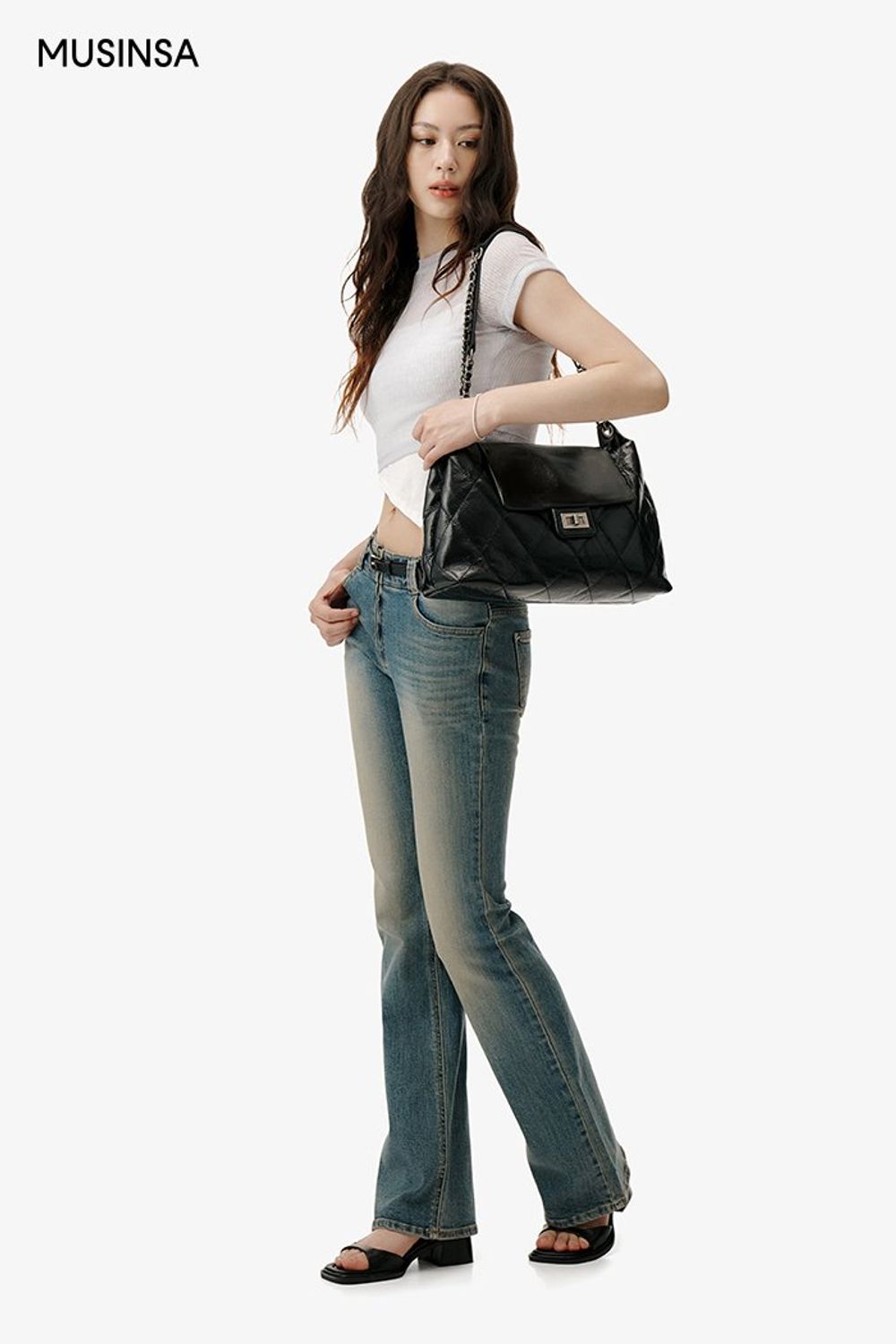 시스루 소재의 반소매 티셔츠와 부츠 컷 팬츠로 완성한 시크 코디네이션 #부츠컷 #레이어드룩 #시스루 #워싱 #크롭 #여름 #시크 #데님팬츠 #반소매니트 #에디터_이다희