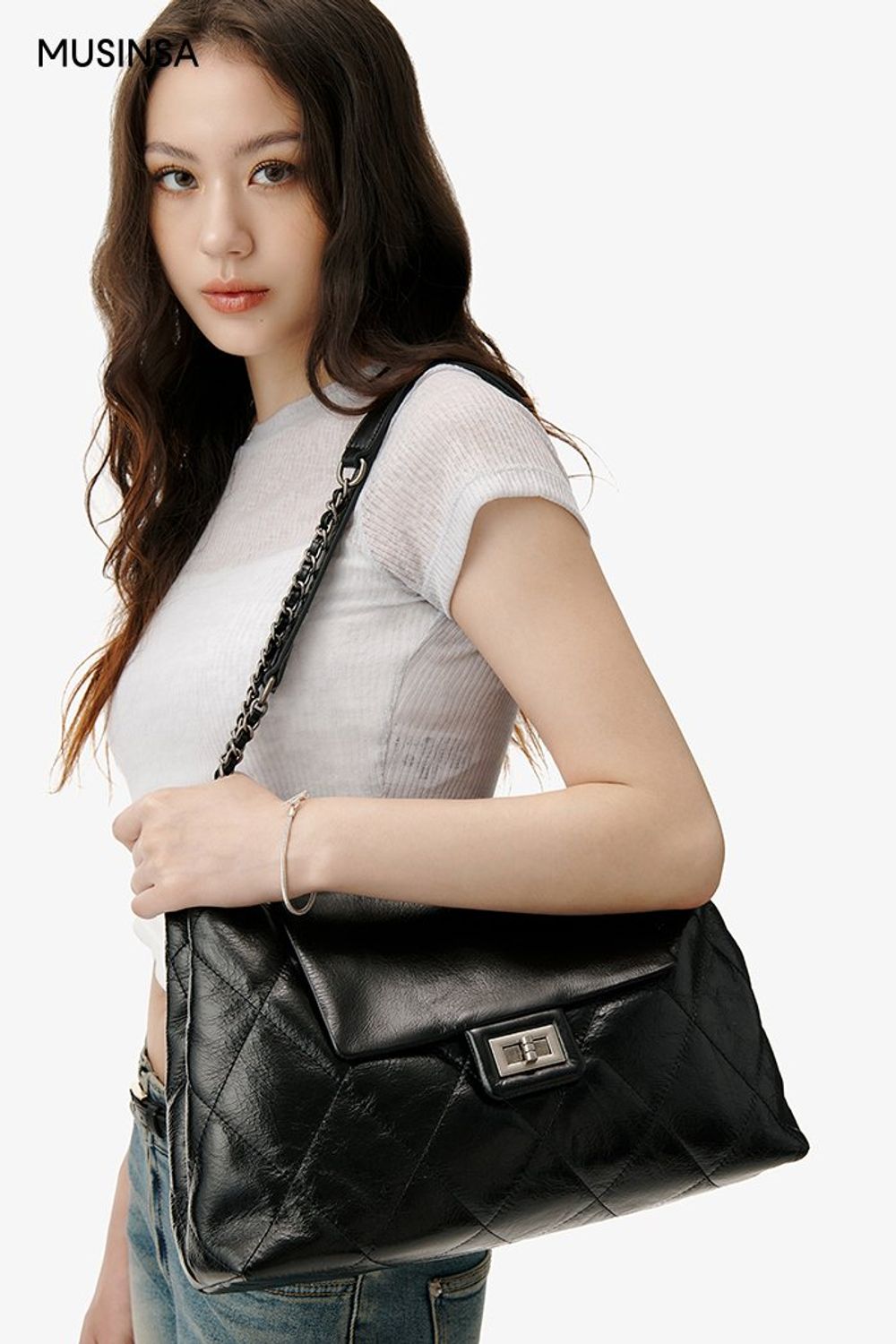 시스루 소재의 반소매 티셔츠와 부츠 컷 팬츠로 완성한 시크 코디네이션 #부츠컷 #레이어드룩 #시스루 #워싱 #크롭 #여름 #시크 #데님팬츠 #반소매니트 #에디터_이다희