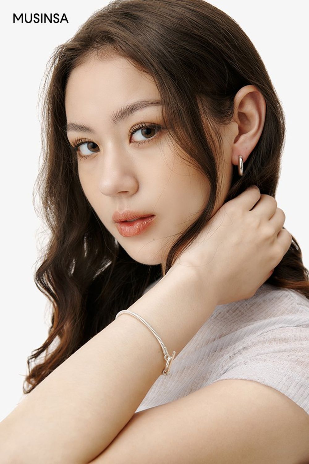 시스루 소재의 반소매 티셔츠와 부츠 컷 팬츠로 완성한 시크 코디네이션 #부츠컷 #레이어드룩 #시스루 #워싱 #크롭 #여름 #시크 #데님팬츠 #반소매니트 #에디터_이다희
