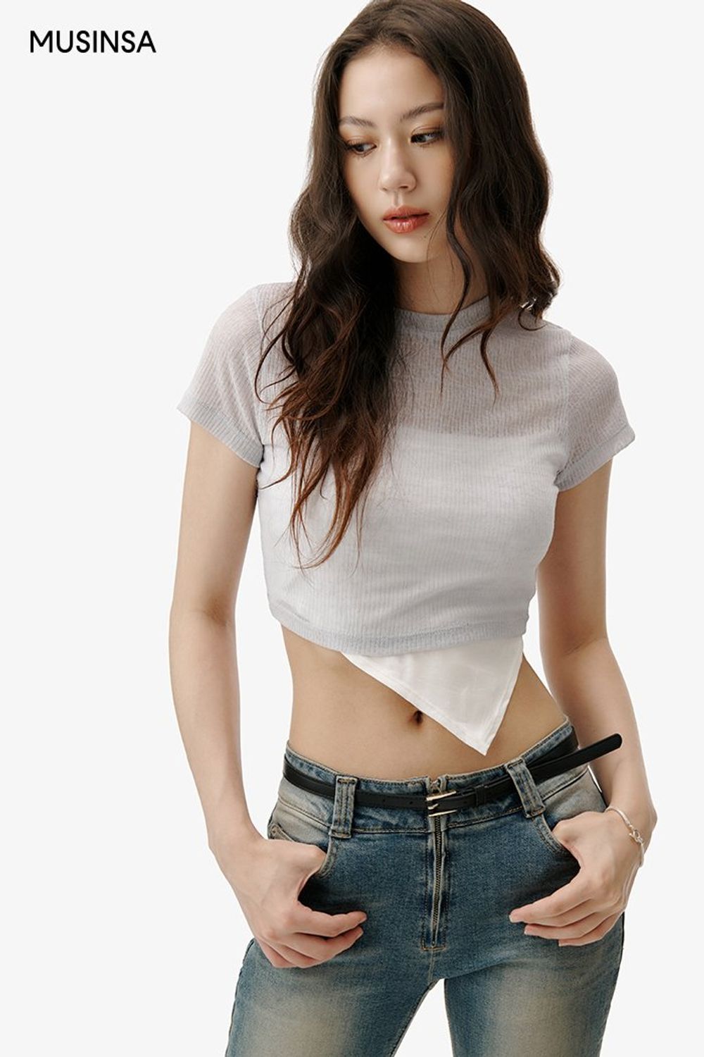 시스루 소재의 반소매 티셔츠와 부츠 컷 팬츠로 완성한 시크 코디네이션 #부츠컷 #레이어드룩 #시스루 #워싱 #크롭 #여름 #시크 #데님팬츠 #반소매니트 #에디터_이다희