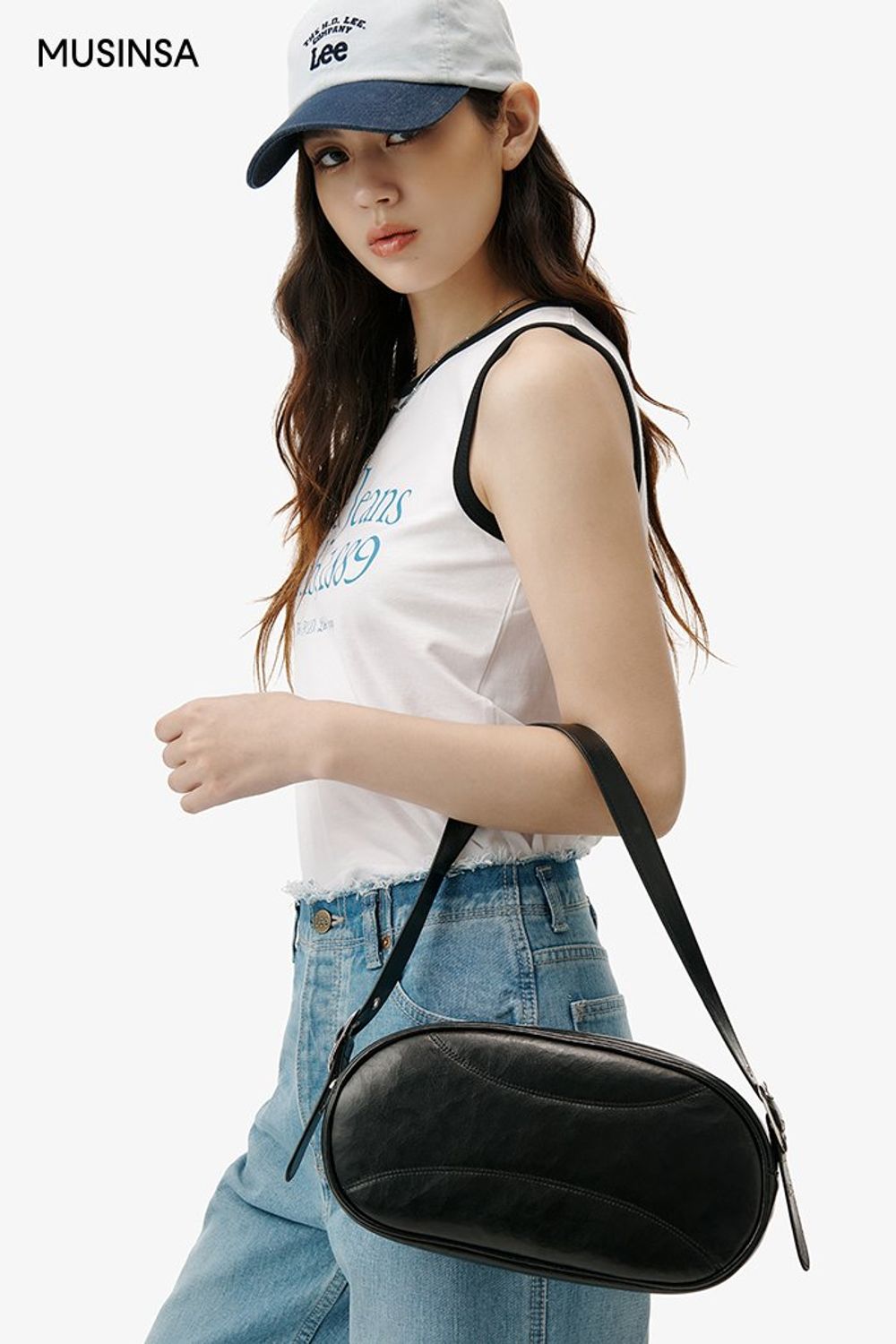 레터링이 돋보이는 민소매 티셔츠와 데님 팬츠를 코디한 후 볼캡으로 포인트를 준 캐주얼 룩 #레터링 #와이드핏 #컬러블록 #워싱 #링거티 #여름 #캐주얼 #데님팬츠 #민소매티셔츠 #에디터_이다희