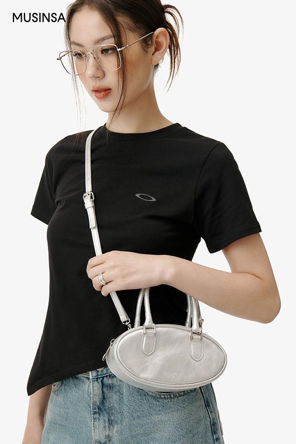 반소매 티셔츠와 맥시 스커트로 연출한 캐주얼 코디네이션 #메탈릭 #워싱 #절개 #카고 #맥시 #여름 #캐주얼 #데님스커트 #반소매티셔츠 #에디터_이다희