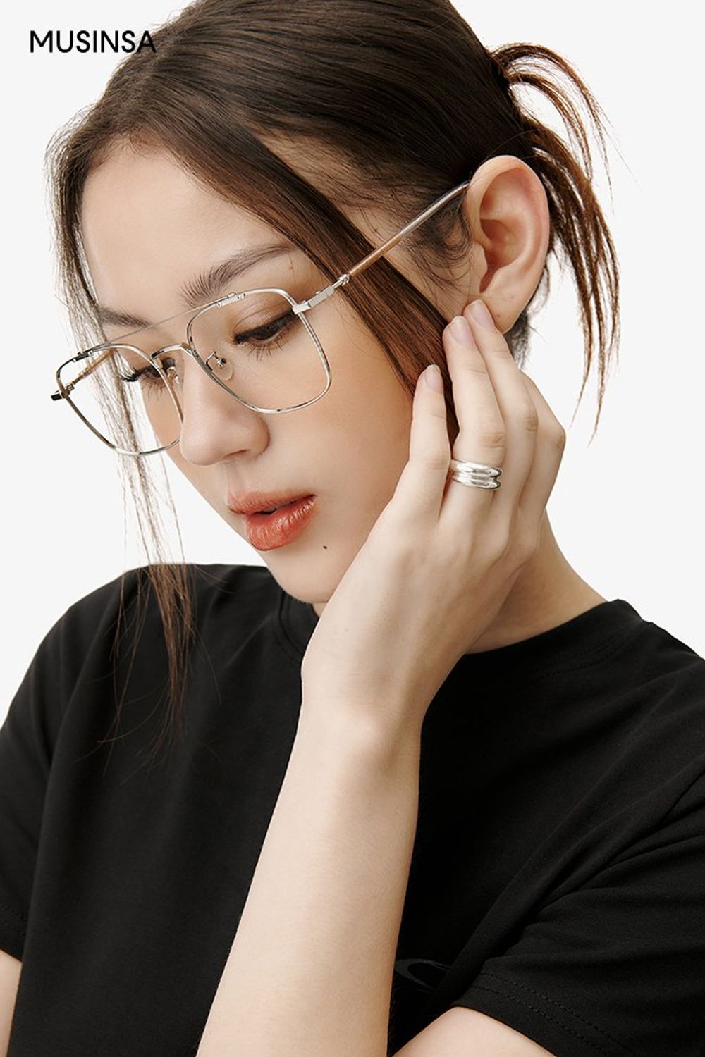 반소매 티셔츠와 맥시 스커트로 연출한 캐주얼 코디네이션 #메탈릭 #워싱 #절개 #카고 #맥시 #여름 #캐주얼 #데님스커트 #반소매티셔츠 #에디터_이다희