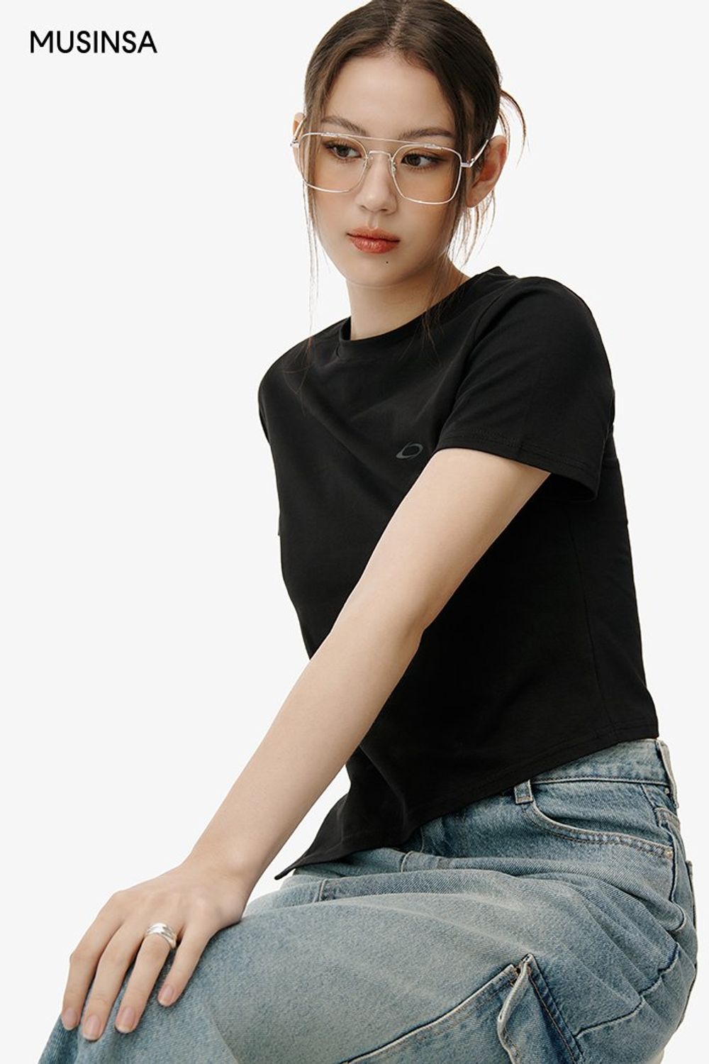 반소매 티셔츠와 맥시 스커트로 연출한 캐주얼 코디네이션 #메탈릭 #워싱 #절개 #카고 #맥시 #여름 #캐주얼 #데님스커트 #반소매티셔츠 #에디터_이다희
