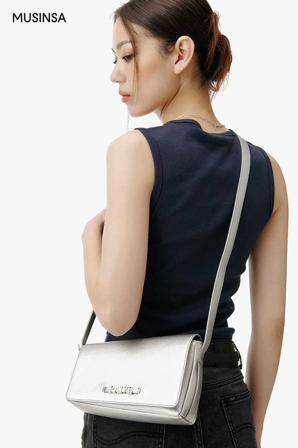 캐주얼한 매력의 민소매 티셔츠와 숏 팬츠, 크로스 백으로 꾸민 코디네이션 #메탈릭 #워싱 #여름 #캐주얼 #데님팬츠 #민소매티셔츠 #워커부츠 #에디터_이다희