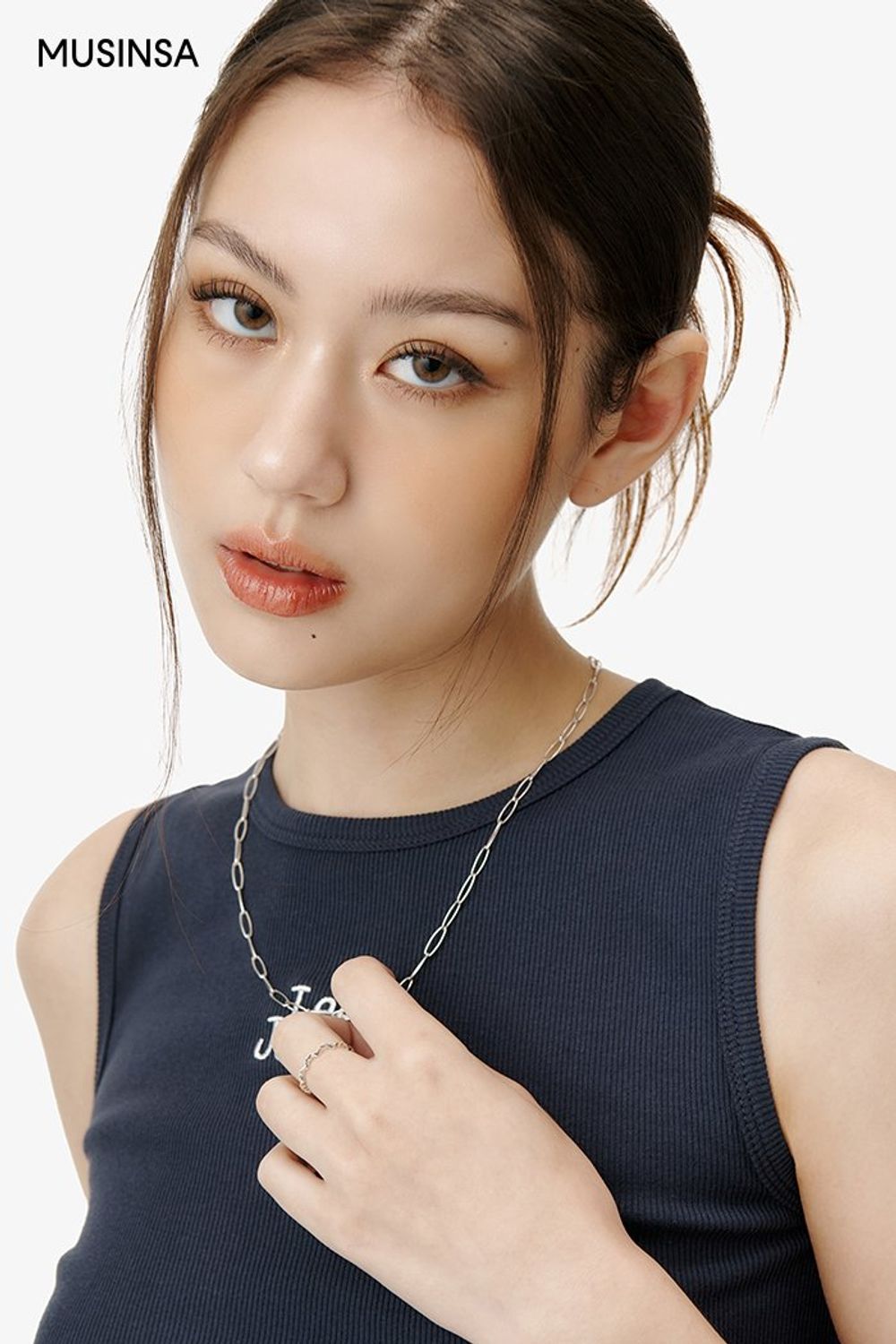 캐주얼한 매력의 민소매 티셔츠와 숏 팬츠, 크로스 백으로 꾸민 코디네이션 #메탈릭 #워싱 #여름 #캐주얼 #데님팬츠 #민소매티셔츠 #워커부츠 #에디터_이다희