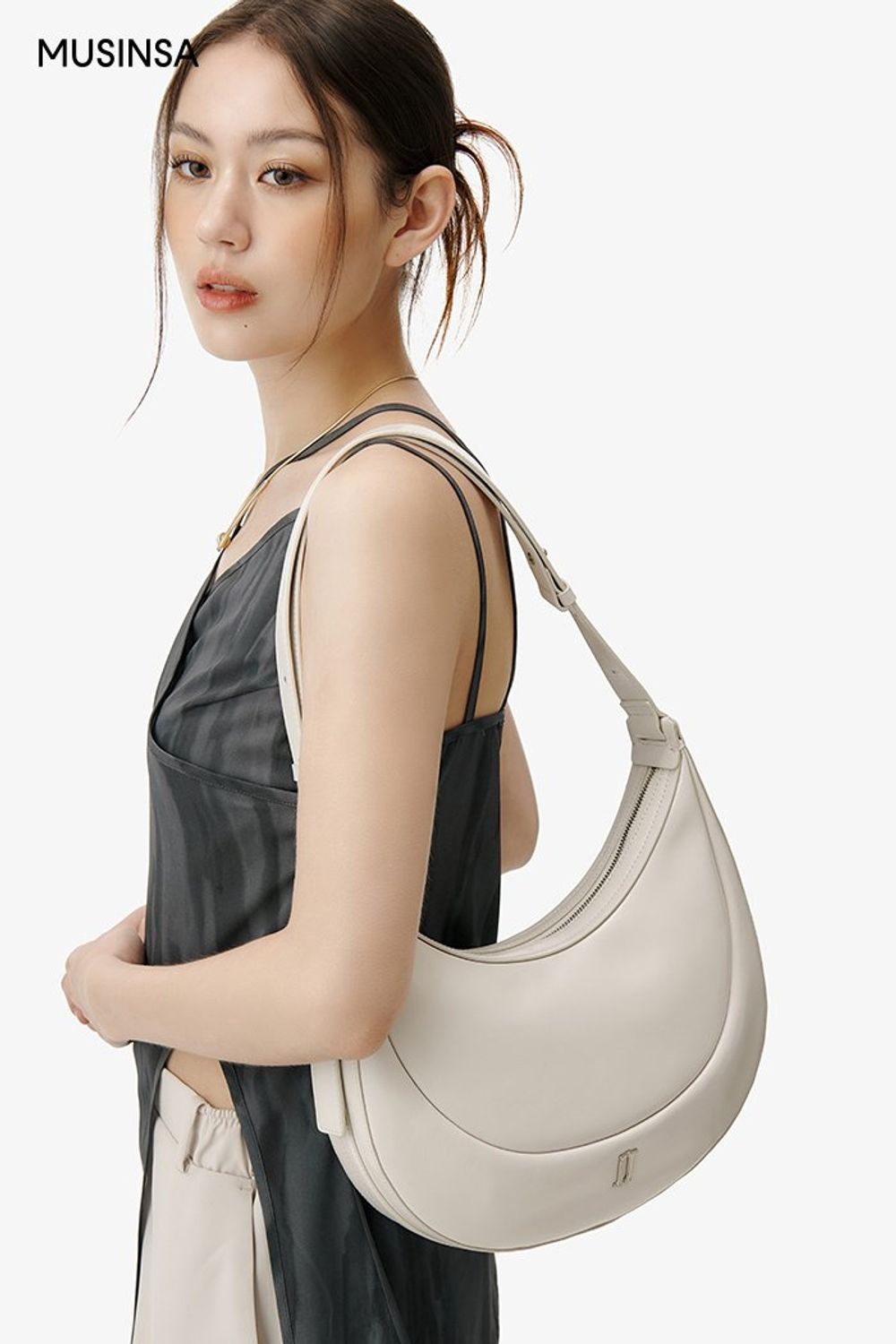 컷아웃 디테일의 블라우스와 카고 팬츠로 스타일링한 코디네이션 #와이드핏 #카고 #언밸런스 #컷아웃 #여름 #시크 #카고팬츠 #에디터_이다희