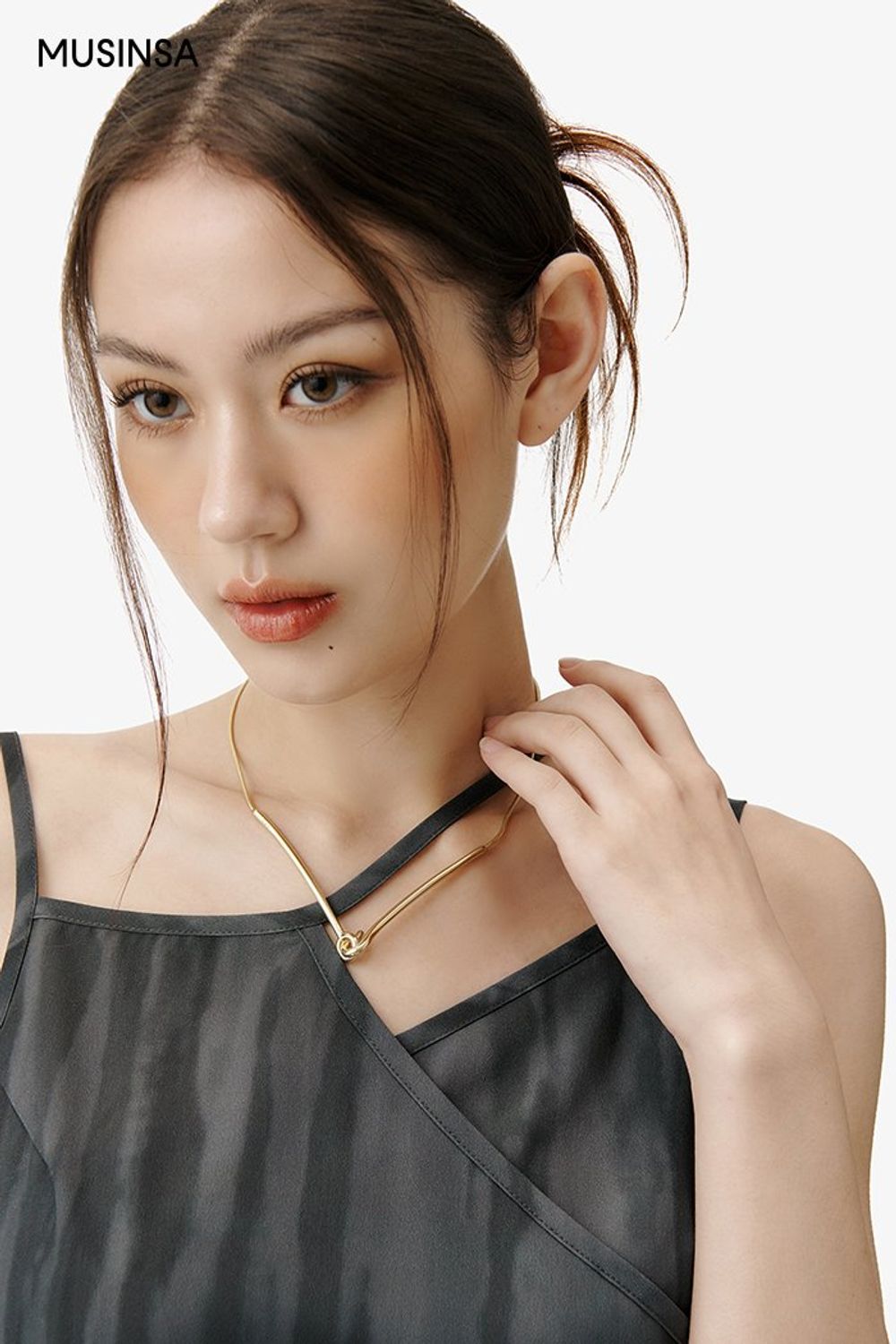컷아웃 디테일의 블라우스와 카고 팬츠로 스타일링한 코디네이션 #와이드핏 #카고 #언밸런스 #컷아웃 #여름 #시크 #카고팬츠 #에디터_이다희