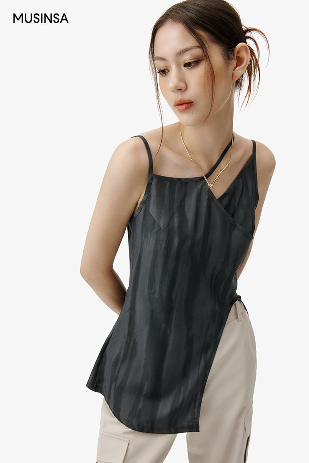 컷아웃 디테일의 블라우스와 카고 팬츠로 스타일링한 코디네이션 #와이드핏 #카고 #언밸런스 #컷아웃 #여름 #시크 #카고팬츠 #에디터_이다희