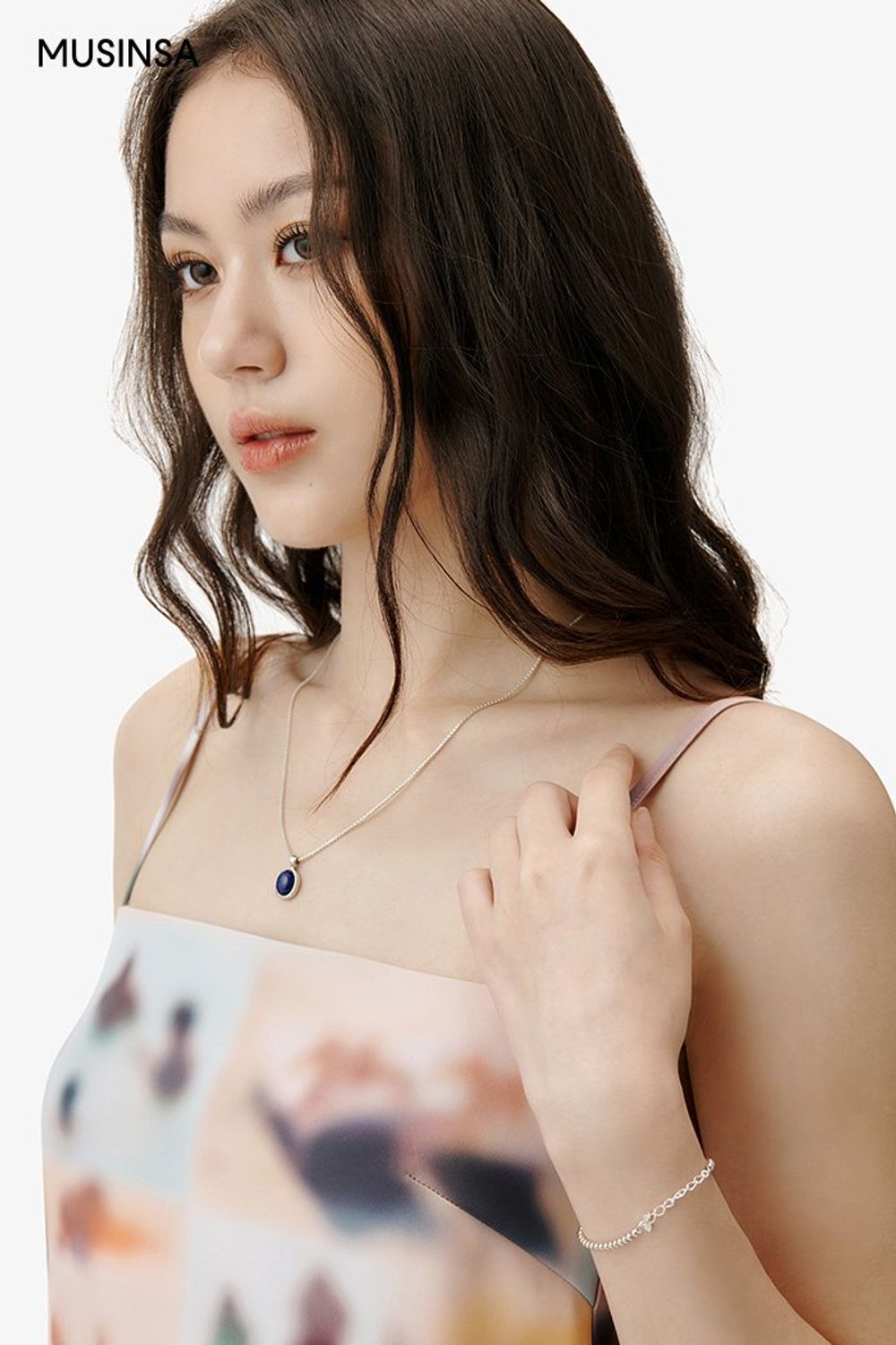 맥시 원피스와 데님 팬츠를 레이어드해 완성한 로맨틱 코디 #그래픽 #레이어드룩 #워싱 #맥시 #언밸런스 #여름 #로맨틱 #데님팬츠 #에디터_이다희