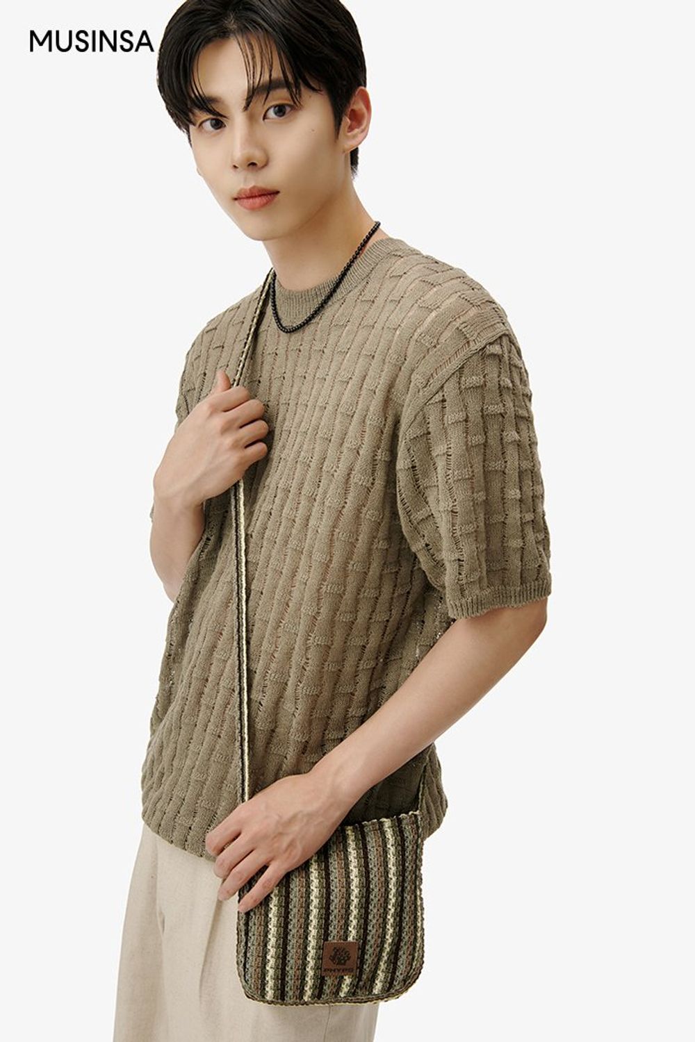 니트에 린넨 쇼츠를 매치하고 크로셰 백을 더해 꾸민 댄디 룩 #스트라이프 #린넨 #뉴트럴톤 #핀턱 #크로셰 #봄 #댄디 #서머니트 #에디터_이소영
