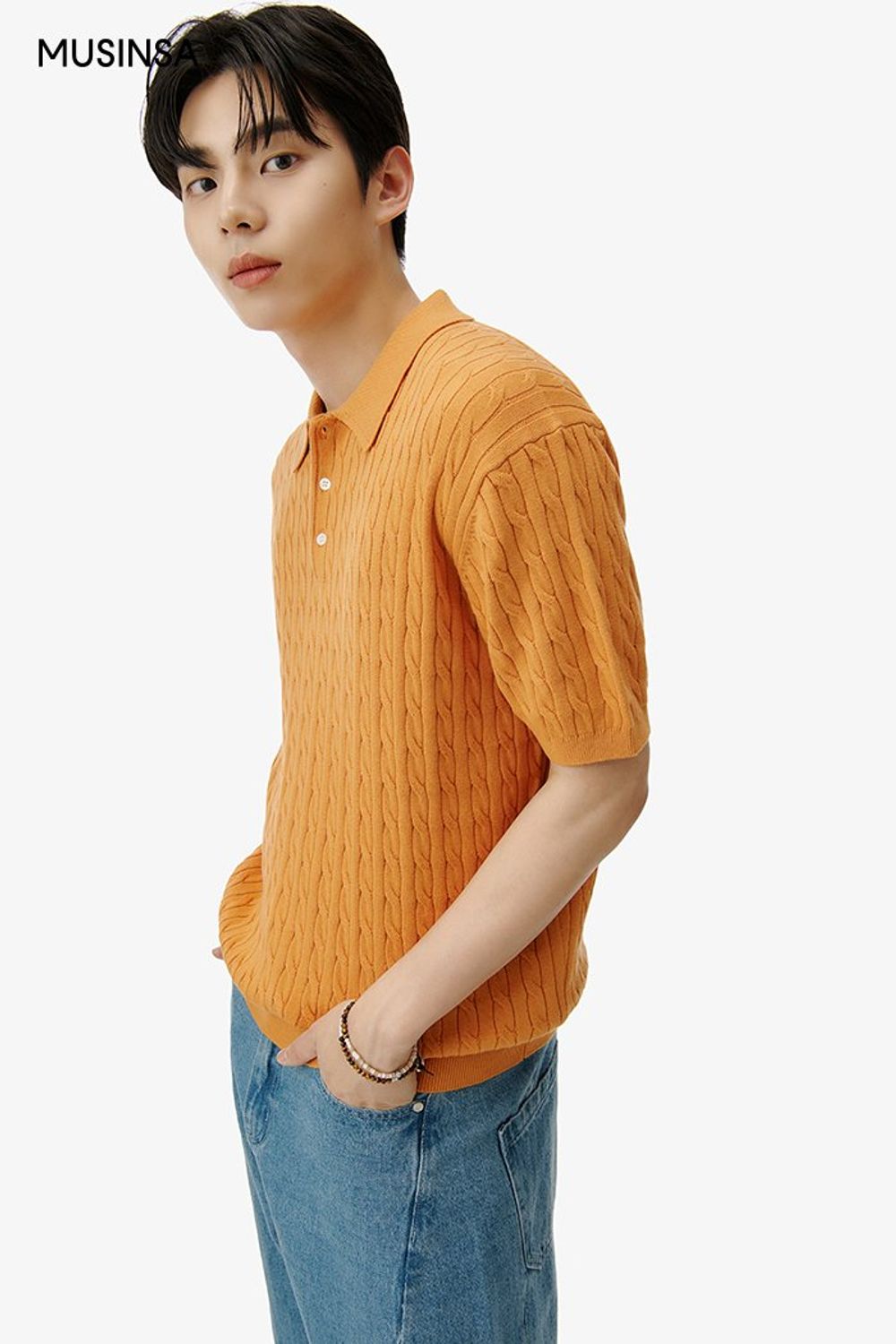 니트에 데님 팬츠를 매치하고 숄더백을 더한 댄디 룩 #컬러포인트 #남친룩 #벌룬핏 #컬러블록 #봄 #댄디 #서머니트 #에디터_이소영