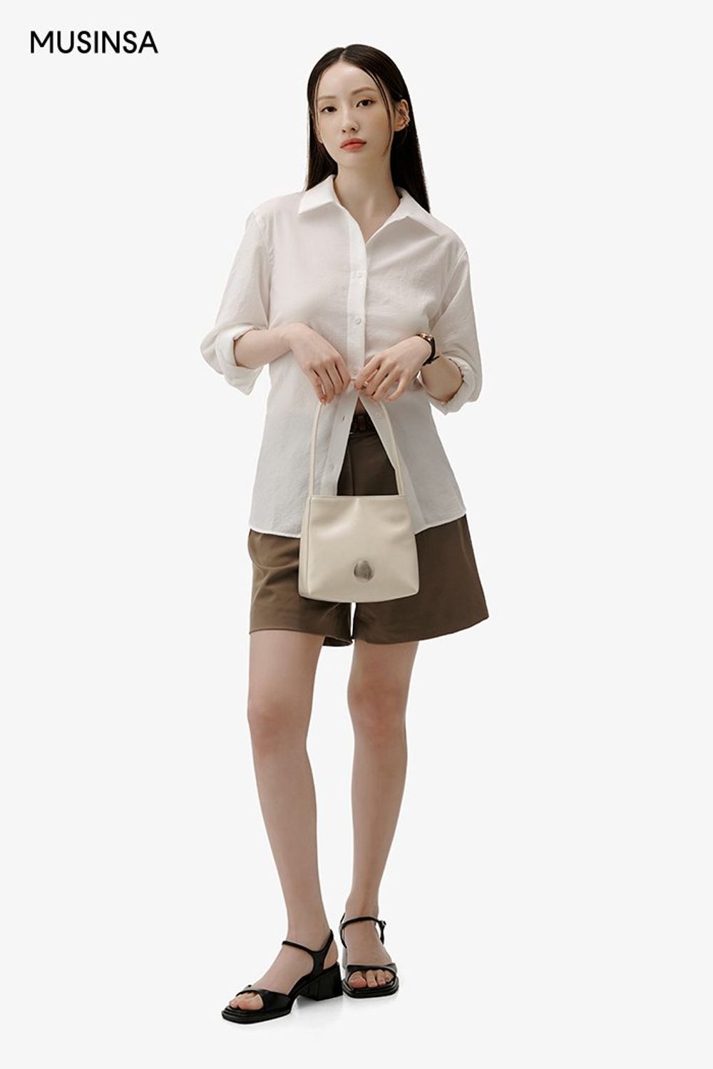 화이트 셔츠와 숏 팬츠, 숄더백으로 연출한 포멀 룩 #단정한 #출근룩 #키높이 #여름 #비즈니스캐주얼 #포멀 #셔츠코디 #에디터_이민영