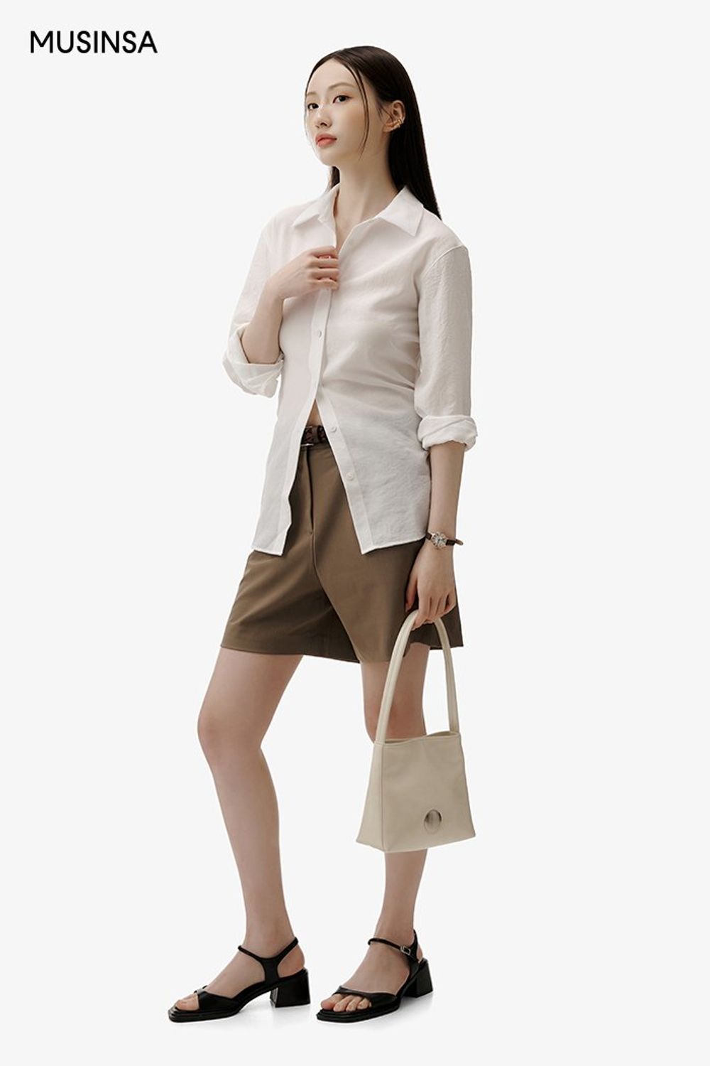 화이트 셔츠와 숏 팬츠, 숄더백으로 연출한 포멀 룩 #단정한 #출근룩 #키높이 #여름 #비즈니스캐주얼 #포멀 #셔츠코디 #에디터_이민영