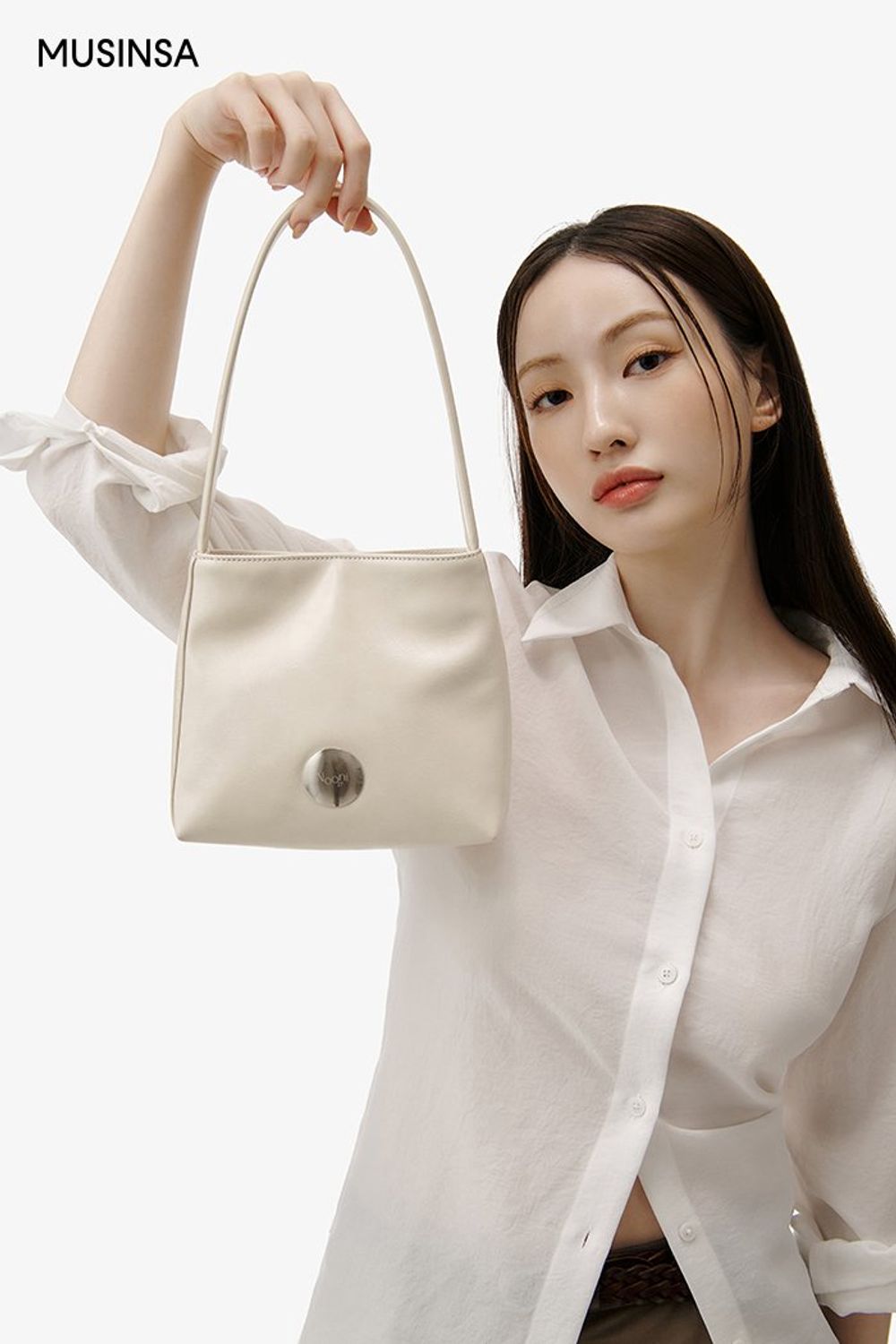 화이트 셔츠와 숏 팬츠, 숄더백으로 연출한 포멀 룩 #단정한 #출근룩 #키높이 #여름 #비즈니스캐주얼 #포멀 #셔츠코디 #에디터_이민영