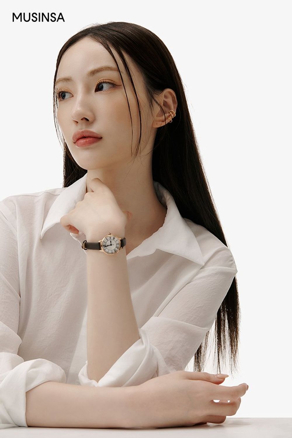 화이트 셔츠와 숏 팬츠, 숄더백으로 연출한 포멀 룩 #단정한 #출근룩 #키높이 #여름 #비즈니스캐주얼 #포멀 #셔츠코디 #에디터_이민영