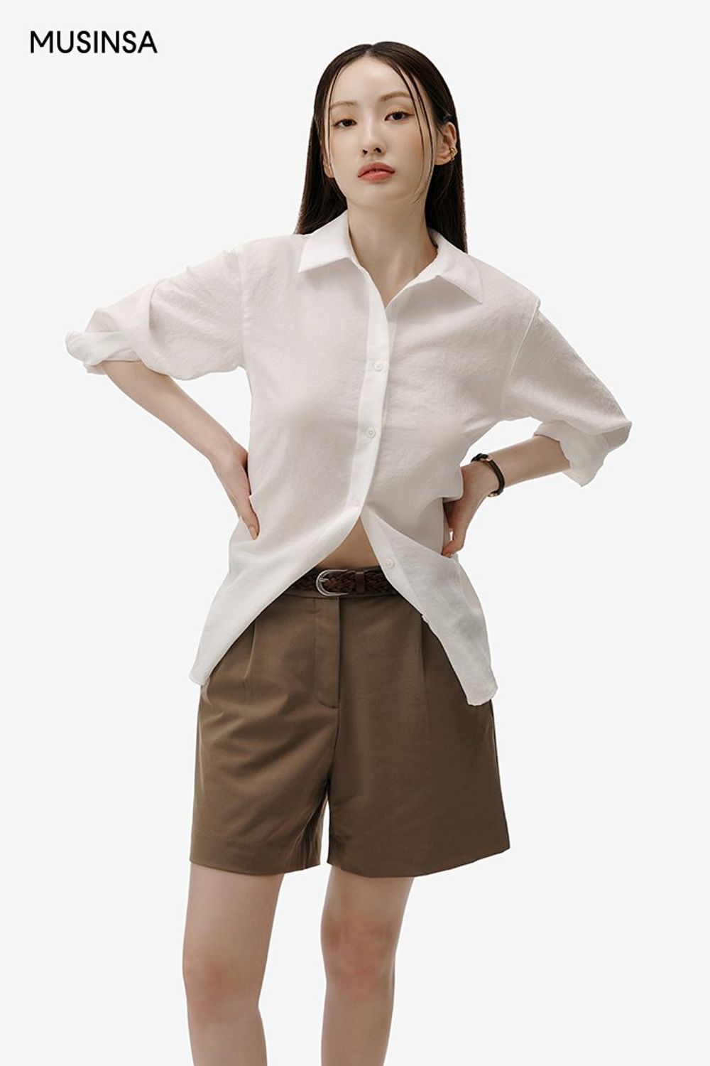 화이트 셔츠와 숏 팬츠, 숄더백으로 연출한 포멀 룩 #단정한 #출근룩 #키높이 #여름 #비즈니스캐주얼 #포멀 #셔츠코디 #에디터_이민영
