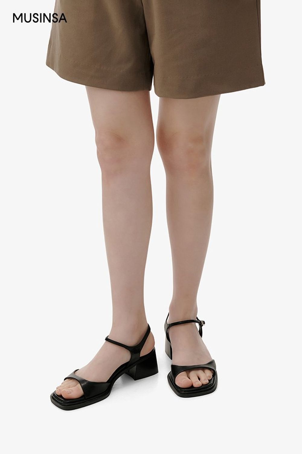 화이트 셔츠와 숏 팬츠, 숄더백으로 연출한 포멀 룩 #단정한 #출근룩 #키높이 #여름 #비즈니스캐주얼 #포멀 #셔츠코디 #에디터_이민영