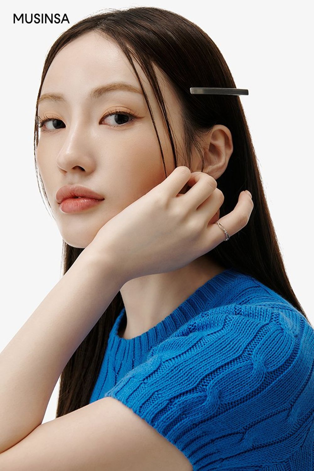 비비드한 블루 니트에 숏 팬츠를 더하고 로고가 돋보이는 크로스 백으로 꾸민 캐주얼 룩 #로고플레이 #컬러포인트 #심볼 #비비드 #여름 #캐주얼 #에디터_이민영