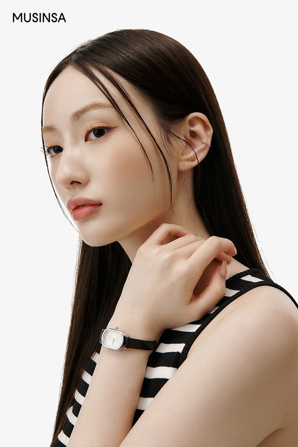 블랙 반소매 재킷과 팬츠를 셋업으로 연출하고 숄더백으로 마무리한 포멀 룩 #단정한 #메탈릭 #출근룩 #면접 #여름 #비즈니스캐주얼 #포멀 #셋업 #올블랙룩 #에디터_이민영