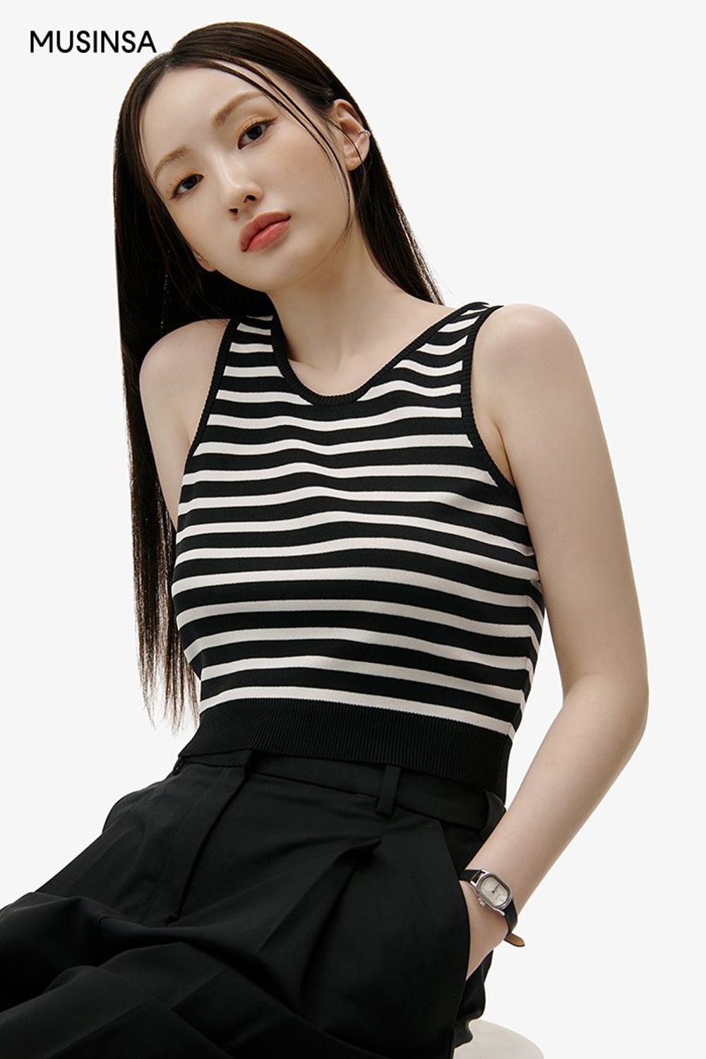 블랙 반소매 재킷과 팬츠를 셋업으로 연출하고 숄더백으로 마무리한 포멀 룩 #단정한 #메탈릭 #출근룩 #면접 #여름 #비즈니스캐주얼 #포멀 #셋업 #올블랙룩 #에디터_이민영