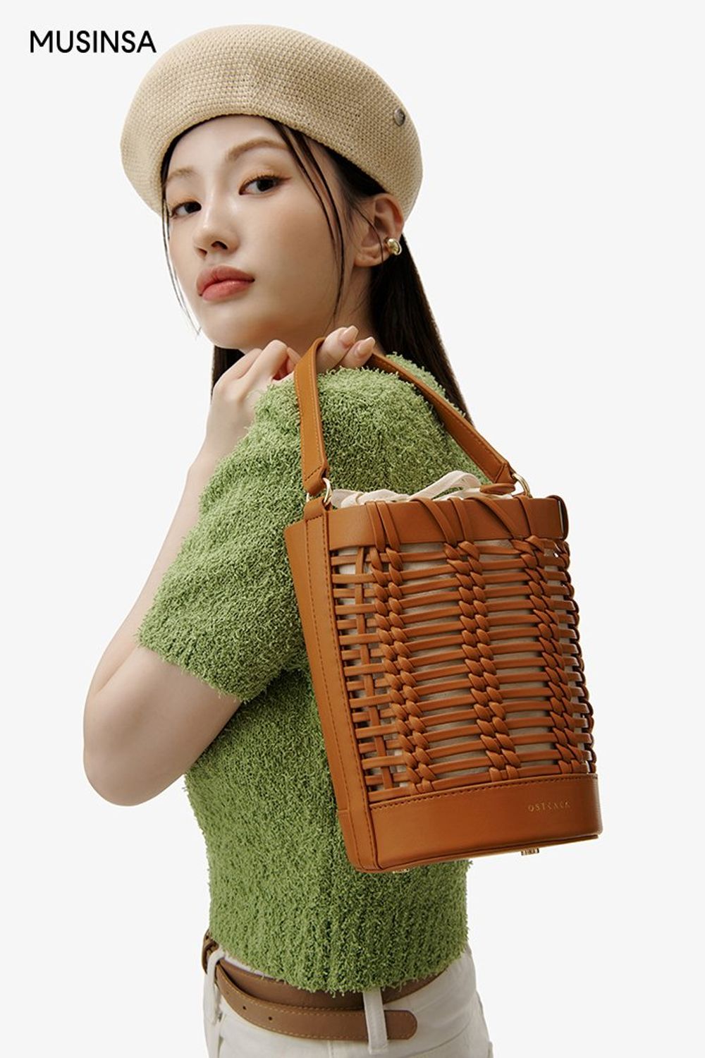 화사한 그린 컬러 부클 니트에 팬츠를 더하고 베레, 버킷 백으로 포인트를 준 캐주얼 룩 #화사한 #여름 #캐주얼 #부클니트 #버킷백 #베레 #에디터_이민영