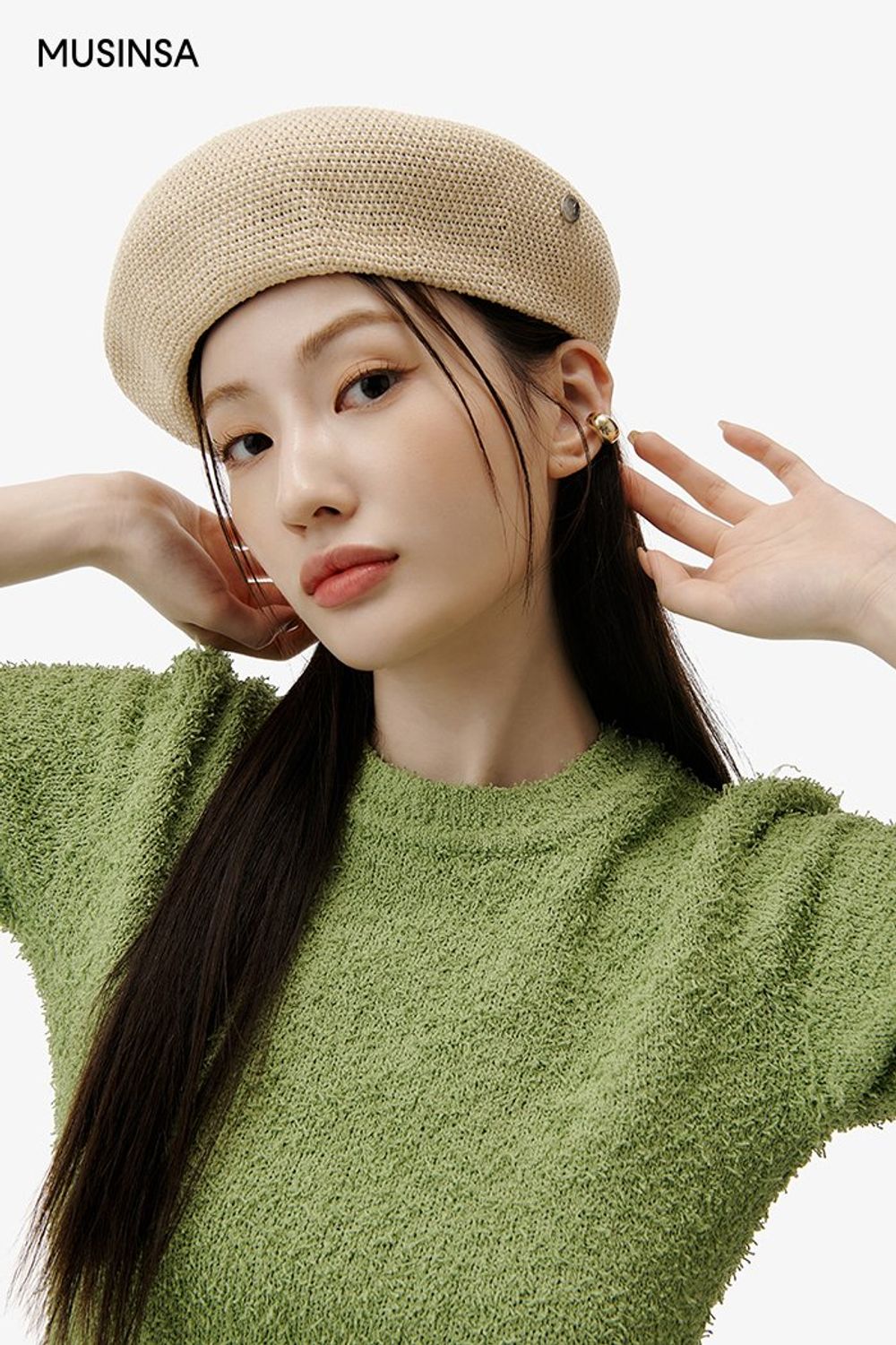 화사한 그린 컬러 부클 니트에 팬츠를 더하고 베레, 버킷 백으로 포인트를 준 캐주얼 룩 #화사한 #여름 #캐주얼 #부클니트 #버킷백 #베레 #에디터_이민영