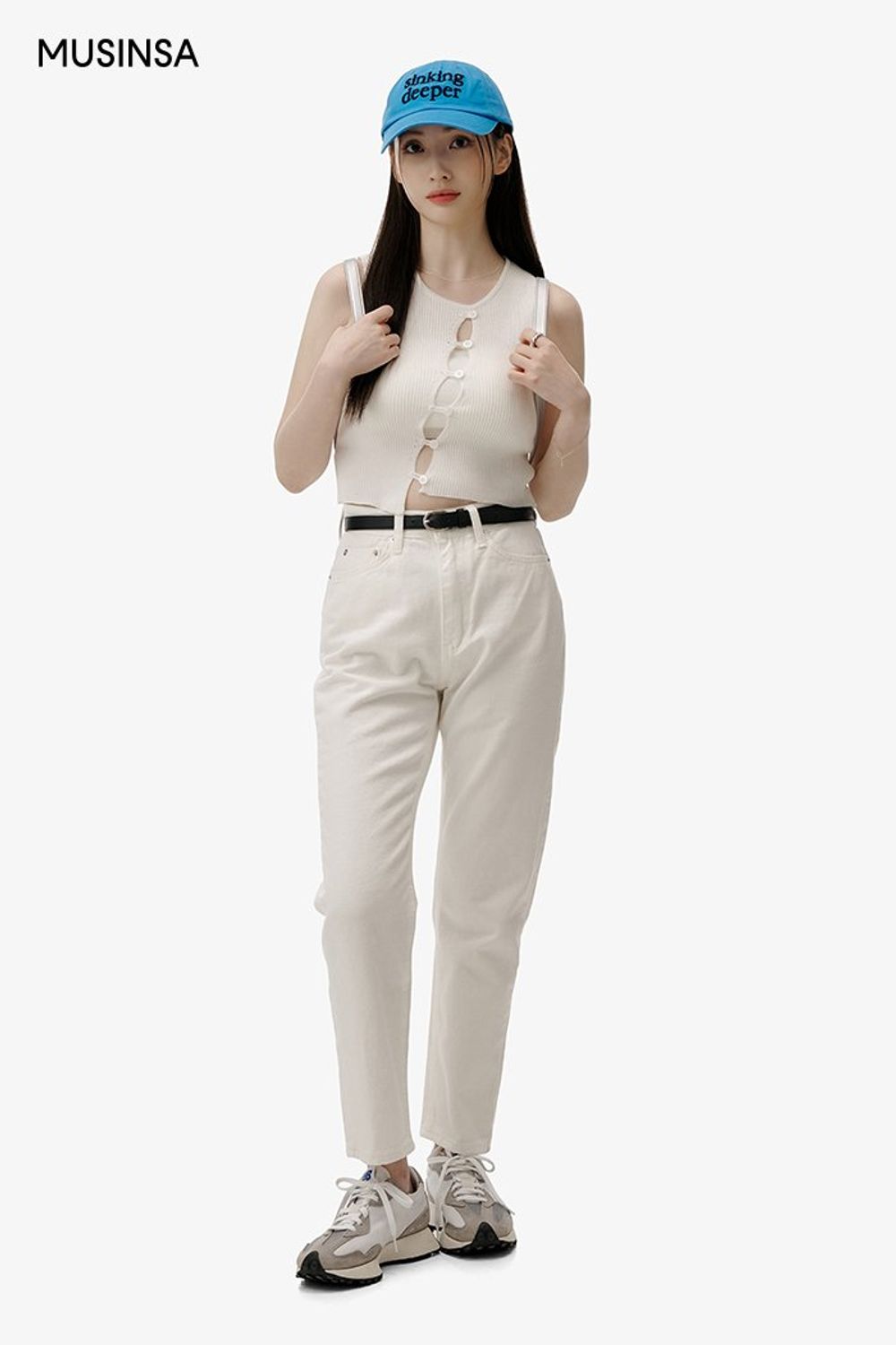 언밸런스 디테일이 돋보이는 슬리브리스와 팬츠를 올 화이트로 매치하고 블루 컬러 볼캡으로 포인트를 준 캐주얼 룩 #컬러포인트 #올화이트 #메탈릭 #크롭 #언밸런스 #여름 #캐주얼 #실버백 #에디터_이민영