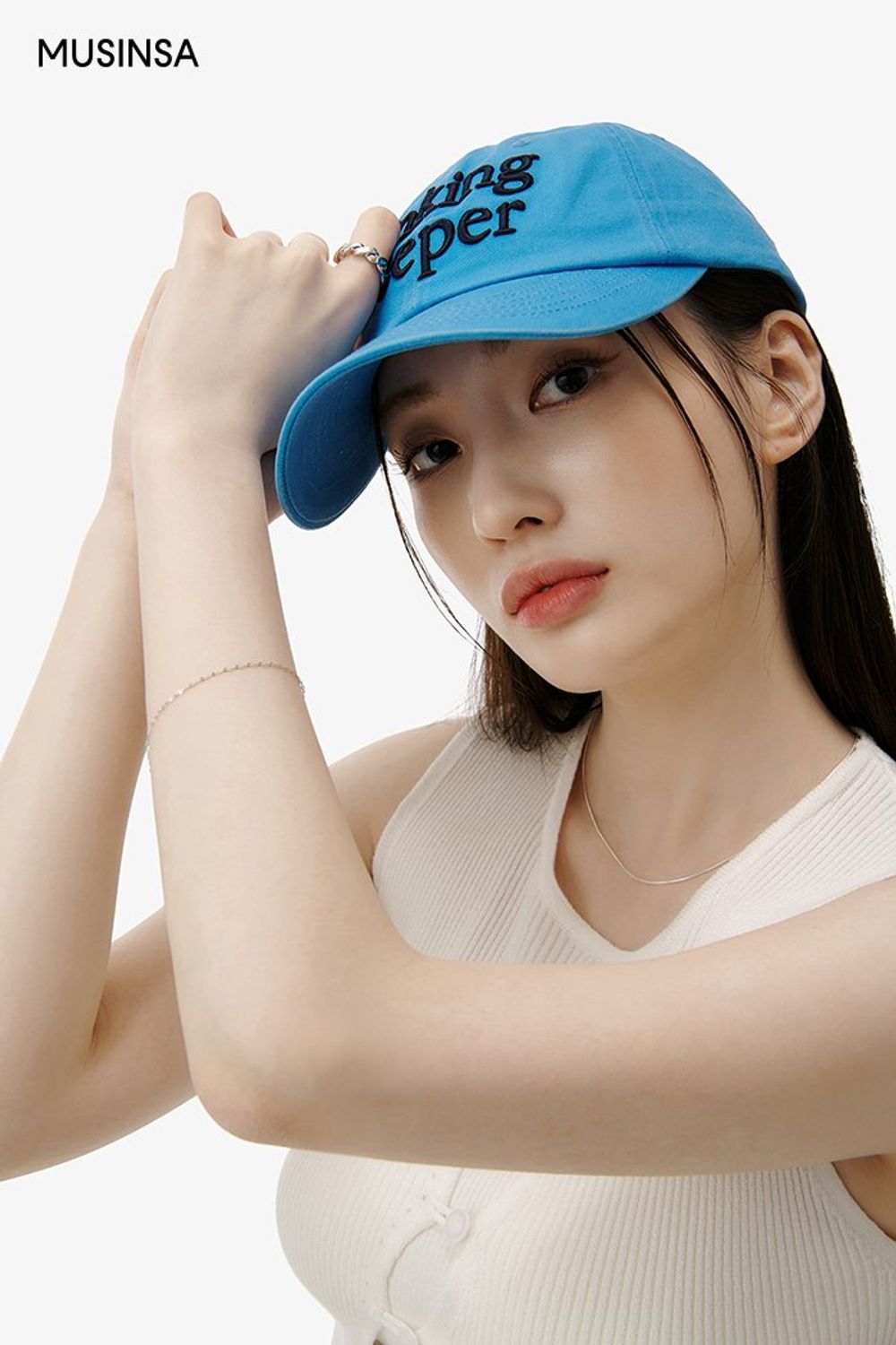 언밸런스 디테일이 돋보이는 슬리브리스와 팬츠를 올 화이트로 매치하고 블루 컬러 볼캡으로 포인트를 준 캐주얼 룩 #컬러포인트 #올화이트 #메탈릭 #크롭 #언밸런스 #여름 #캐주얼 #실버백 #에디터_이민영