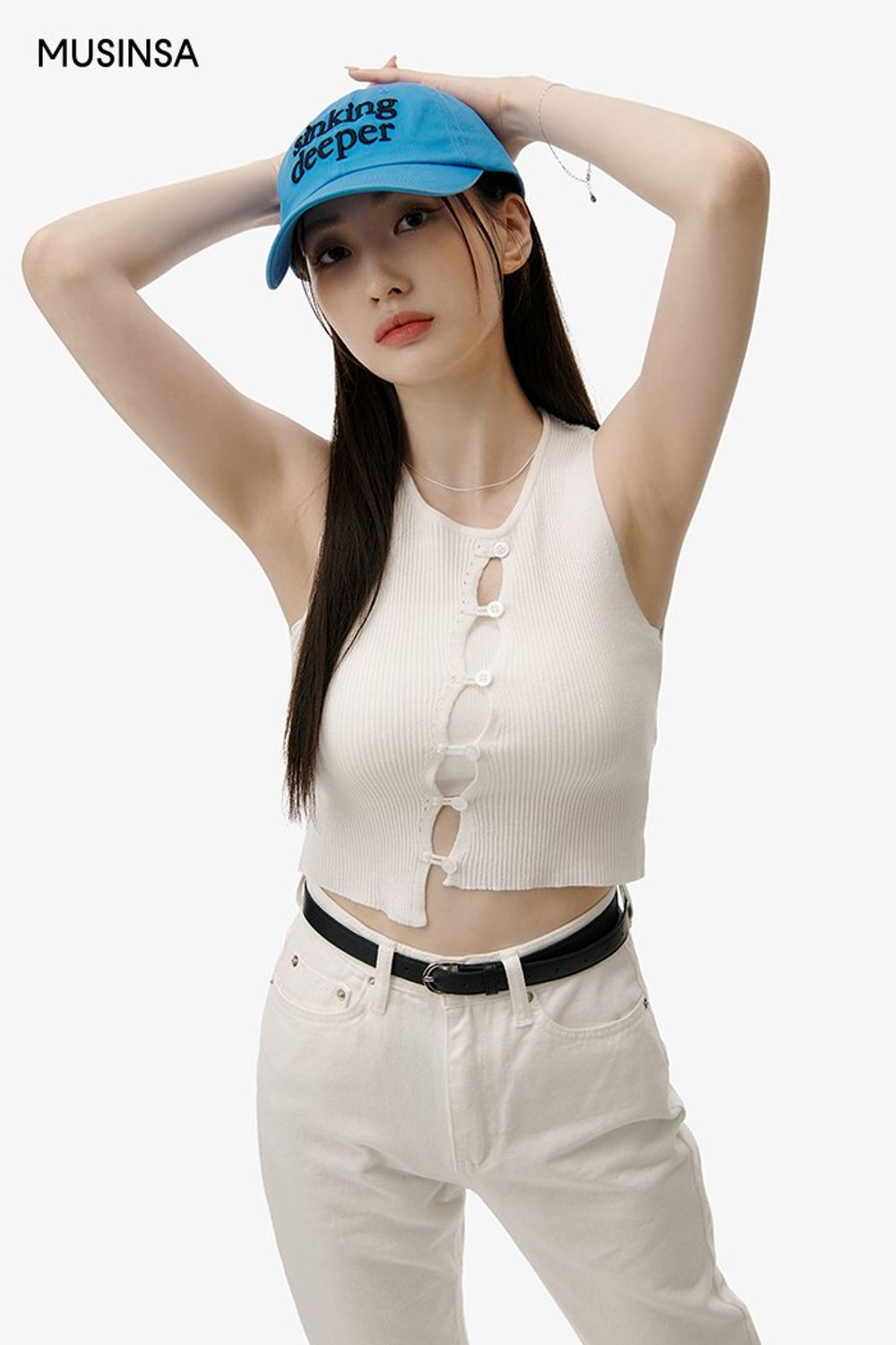 언밸런스 디테일이 돋보이는 슬리브리스와 팬츠를 올 화이트로 매치하고 블루 컬러 볼캡으로 포인트를 준 캐주얼 룩 #컬러포인트 #올화이트 #메탈릭 #크롭 #언밸런스 #여름 #캐주얼 #실버백 #에디터_이민영