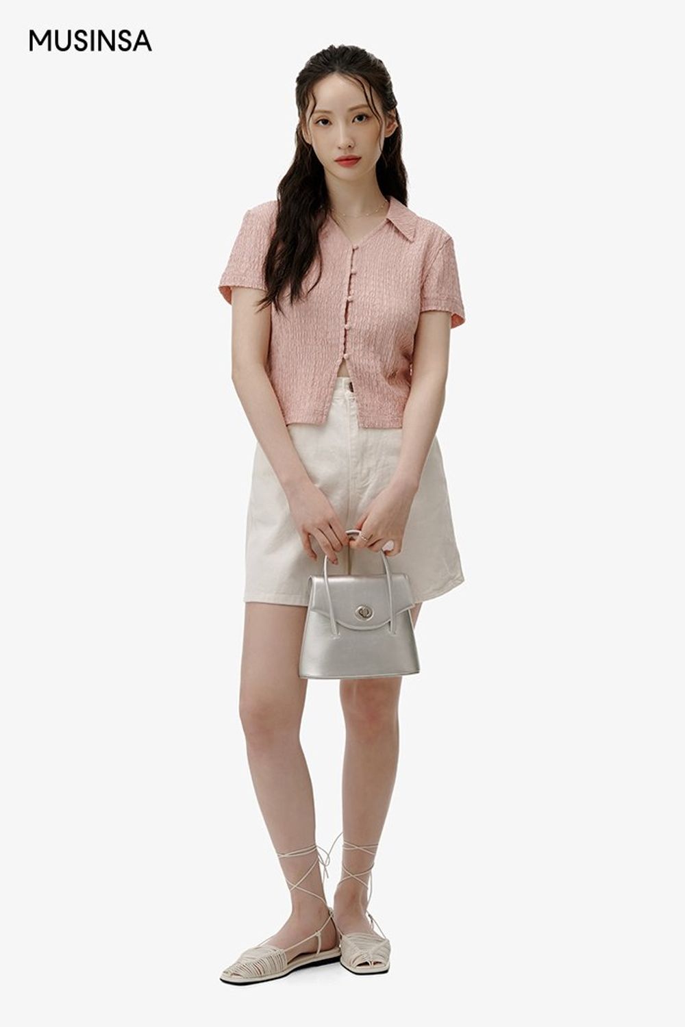 링클 카라 블라우스에 숏 팬츠를 더하고 실버 백으로 마무리한 로맨틱 룩 #메탈릭 #여름 #로맨틱 #데이트룩 #링클 #소개팅룩 #실버백 #에디터_이민영