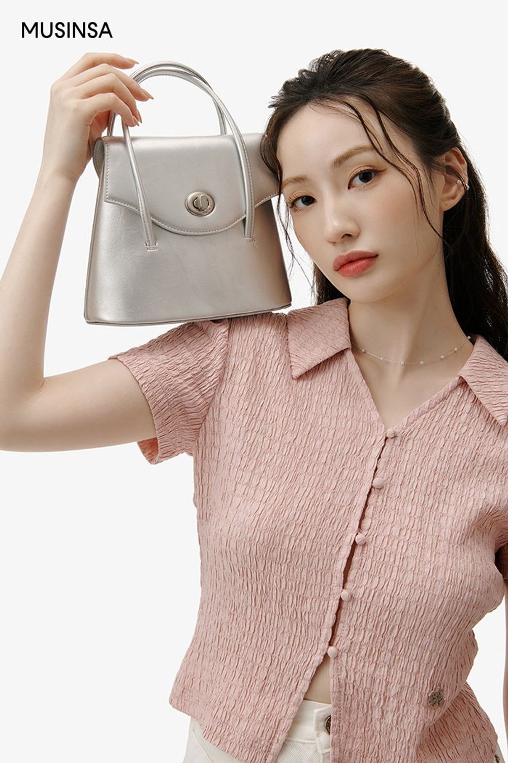 링클 카라 블라우스에 숏 팬츠를 더하고 실버 백으로 마무리한 로맨틱 룩 #메탈릭 #여름 #로맨틱 #데이트룩 #링클 #소개팅룩 #실버백 #에디터_이민영