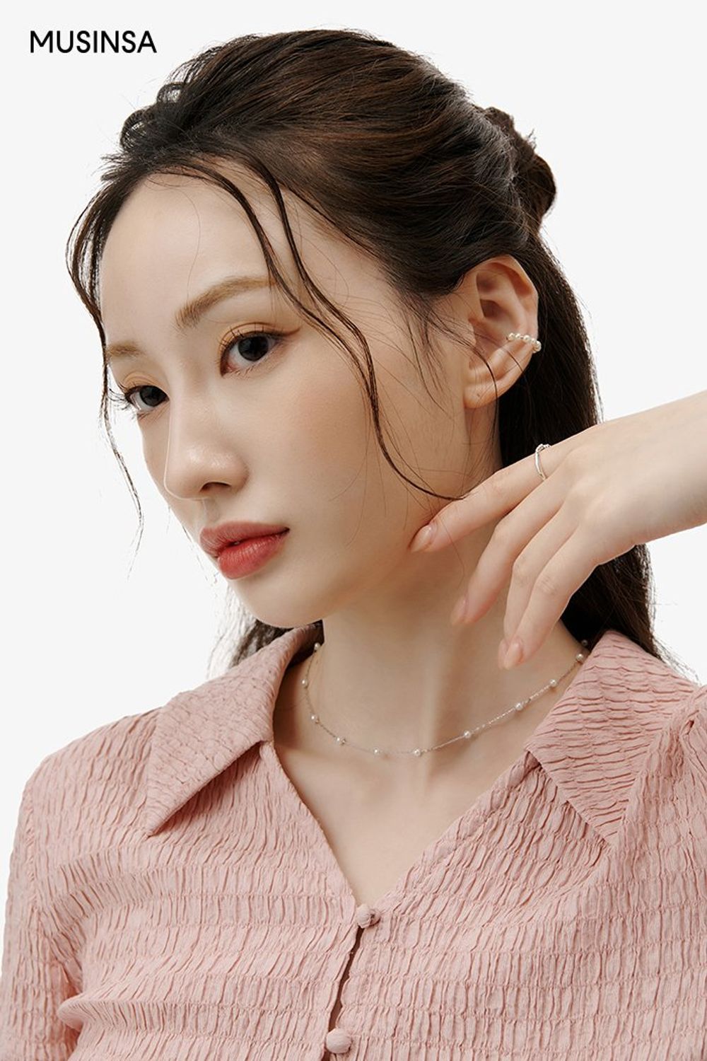 링클 카라 블라우스에 숏 팬츠를 더하고 실버 백으로 마무리한 로맨틱 룩 #메탈릭 #여름 #로맨틱 #데이트룩 #링클 #소개팅룩 #실버백 #에디터_이민영