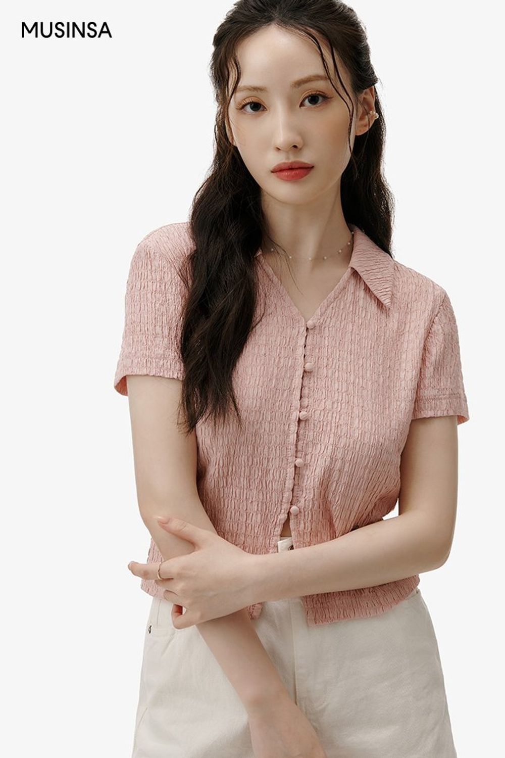 링클 카라 블라우스에 숏 팬츠를 더하고 실버 백으로 마무리한 로맨틱 룩 #메탈릭 #여름 #로맨틱 #데이트룩 #링클 #소개팅룩 #실버백 #에디터_이민영
