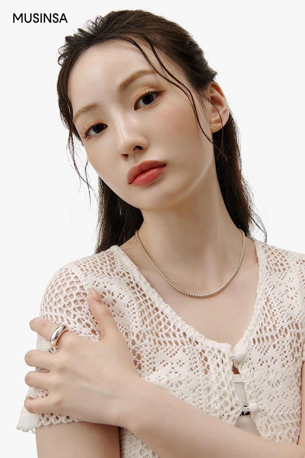 크로셰 크롭 카디건과 부츠 컷 데님 팬츠의 조합으로 꾸민 로맨틱 룩 #부츠컷 #메탈릭 #워싱 #크롭 #크로셰 #여름 #로맨틱 #데이트룩 #소개팅룩 #에디터_이민영