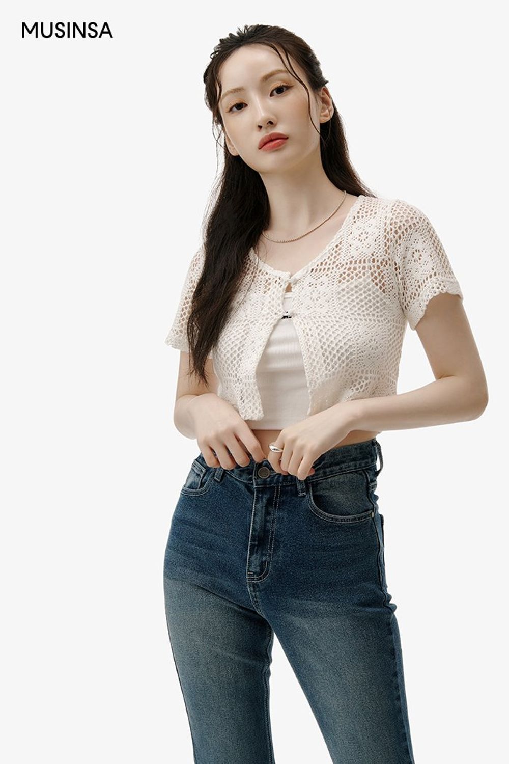 크로셰 크롭 카디건과 부츠 컷 데님 팬츠의 조합으로 꾸민 로맨틱 룩 #부츠컷 #메탈릭 #워싱 #크롭 #크로셰 #여름 #로맨틱 #데이트룩 #소개팅룩 #에디터_이민영