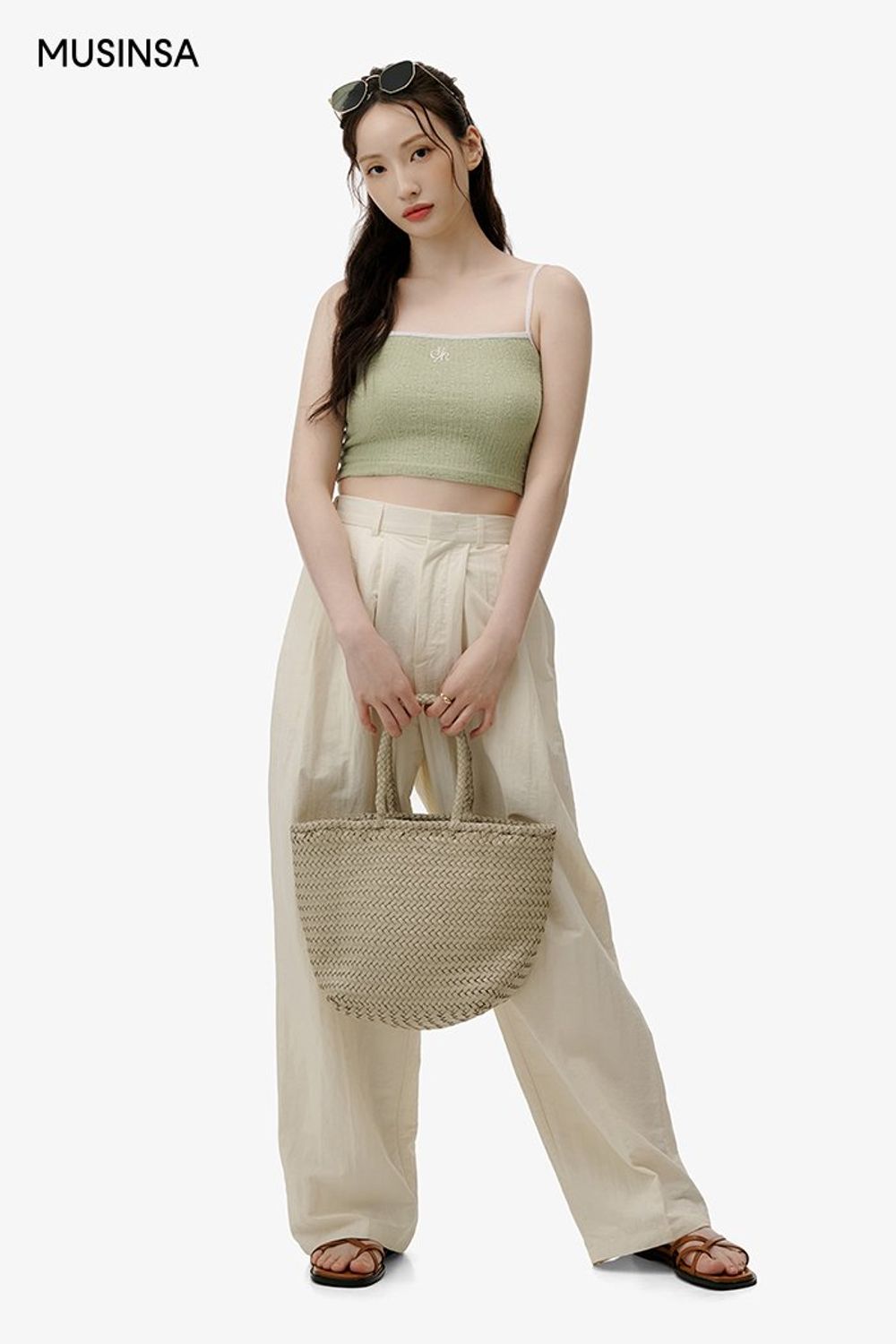 화사한 컬러의 크롭 슬리브리스에 와이드 팬츠를 매치하고 토트백으로 마무리한 로맨틱 룩 #화사한 #크롭 #여름 #로맨틱 #핀턱팬츠 #바캉스 #여행룩 #에디터_이민영