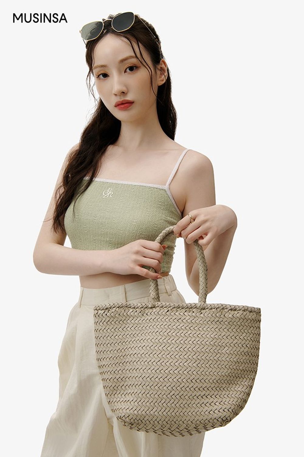 화사한 컬러의 크롭 슬리브리스에 와이드 팬츠를 매치하고 토트백으로 마무리한 로맨틱 룩 #화사한 #크롭 #여름 #로맨틱 #핀턱팬츠 #바캉스 #여행룩 #에디터_이민영