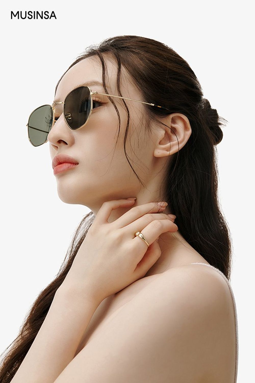 화사한 컬러의 크롭 슬리브리스에 와이드 팬츠를 매치하고 토트백으로 마무리한 로맨틱 룩 #화사한 #크롭 #여름 #로맨틱 #핀턱팬츠 #바캉스 #여행룩 #에디터_이민영
