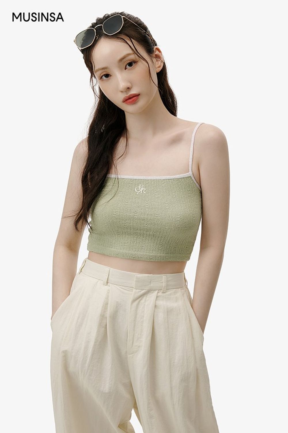 화사한 컬러의 크롭 슬리브리스에 와이드 팬츠를 매치하고 토트백으로 마무리한 로맨틱 룩 #화사한 #크롭 #여름 #로맨틱 #핀턱팬츠 #바캉스 #여행룩 #에디터_이민영