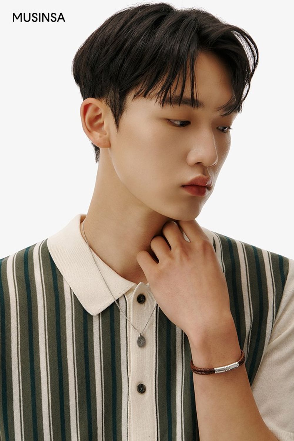 스트라이프 패턴 반소매 카디건에 와이드한 실루엣의 슬랙스를 매치한 캐주얼 룩 #루즈핏 #여름 #캐주얼 #가죽샌들 #가죽팔찌 #여름팔찌 #에디터_이윤화