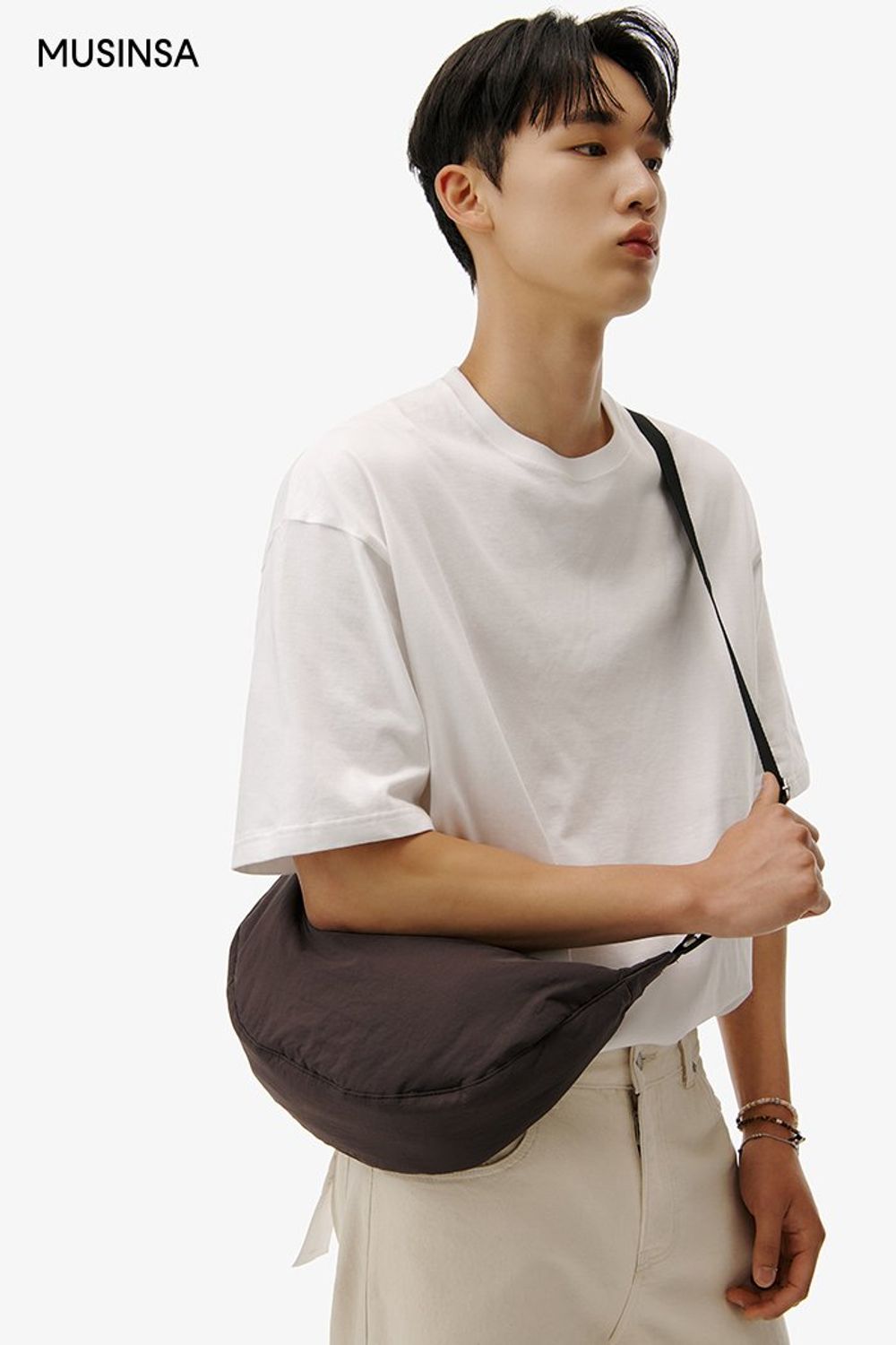 베이식한 반소매 티셔츠에 크림 컬러 팬츠를 코디하고 레더 샌들로 마무리한 캐주얼 룩 #레귤러핏 #캠퍼스 #남친룩 #뉴트럴톤 #여름 #캐주얼 #가죽샌들 #에디터_이윤화