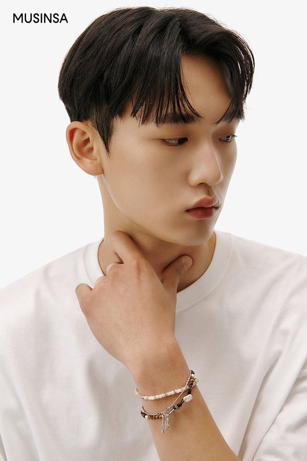 베이식한 반소매 티셔츠에 크림 컬러 팬츠를 코디하고 레더 샌들로 마무리한 캐주얼 룩 #레귤러핏 #캠퍼스 #남친룩 #뉴트럴톤 #여름 #캐주얼 #가죽샌들 #에디터_이윤화