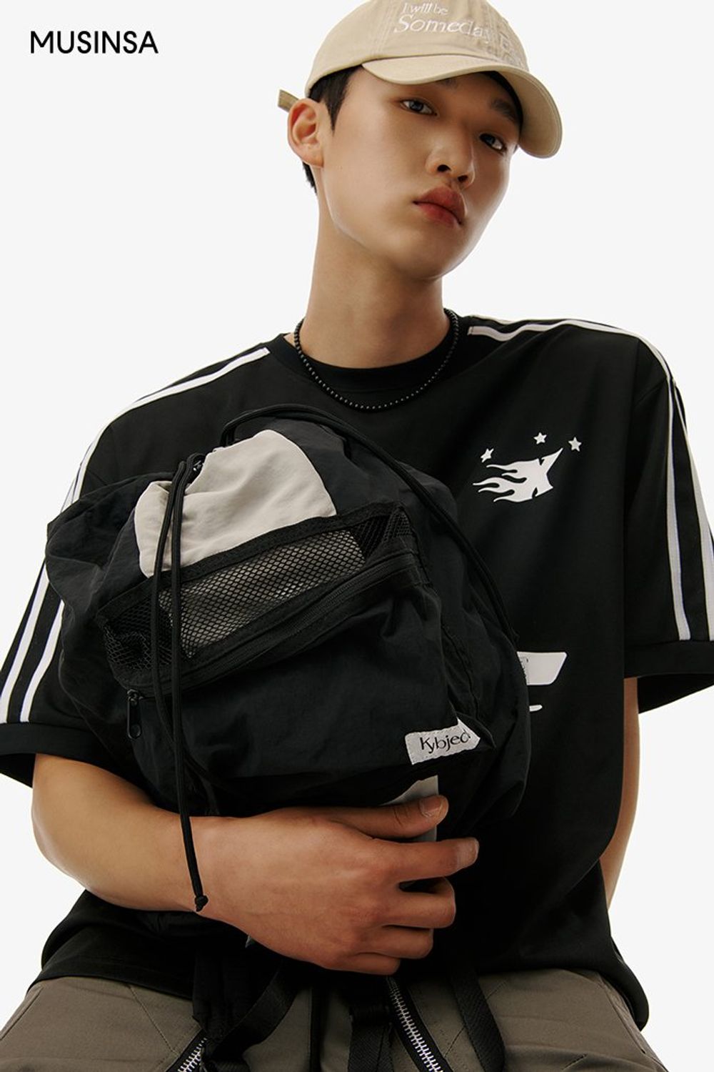 스포티한 무드의 저지 티셔츠에 숏 팬츠를 매치한 캐주얼 룩 #로고플레이 #여름 #캐주얼 #레터링볼캡 #비즈목걸이 #저지티셔츠 #에디터_이윤화